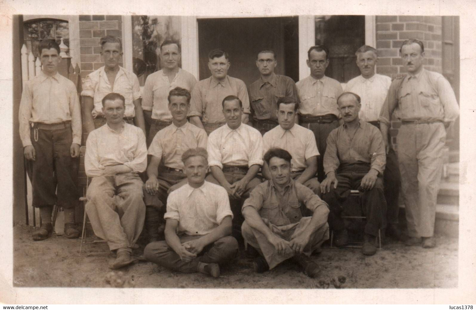 STALAG 2 A DE NEUBRANDENBURG / JOLIE CARTE PHOTO DE PRISONNIERS DONT UN NOMME / TAMPON STALAG  A VOIR - Neubrandenburg