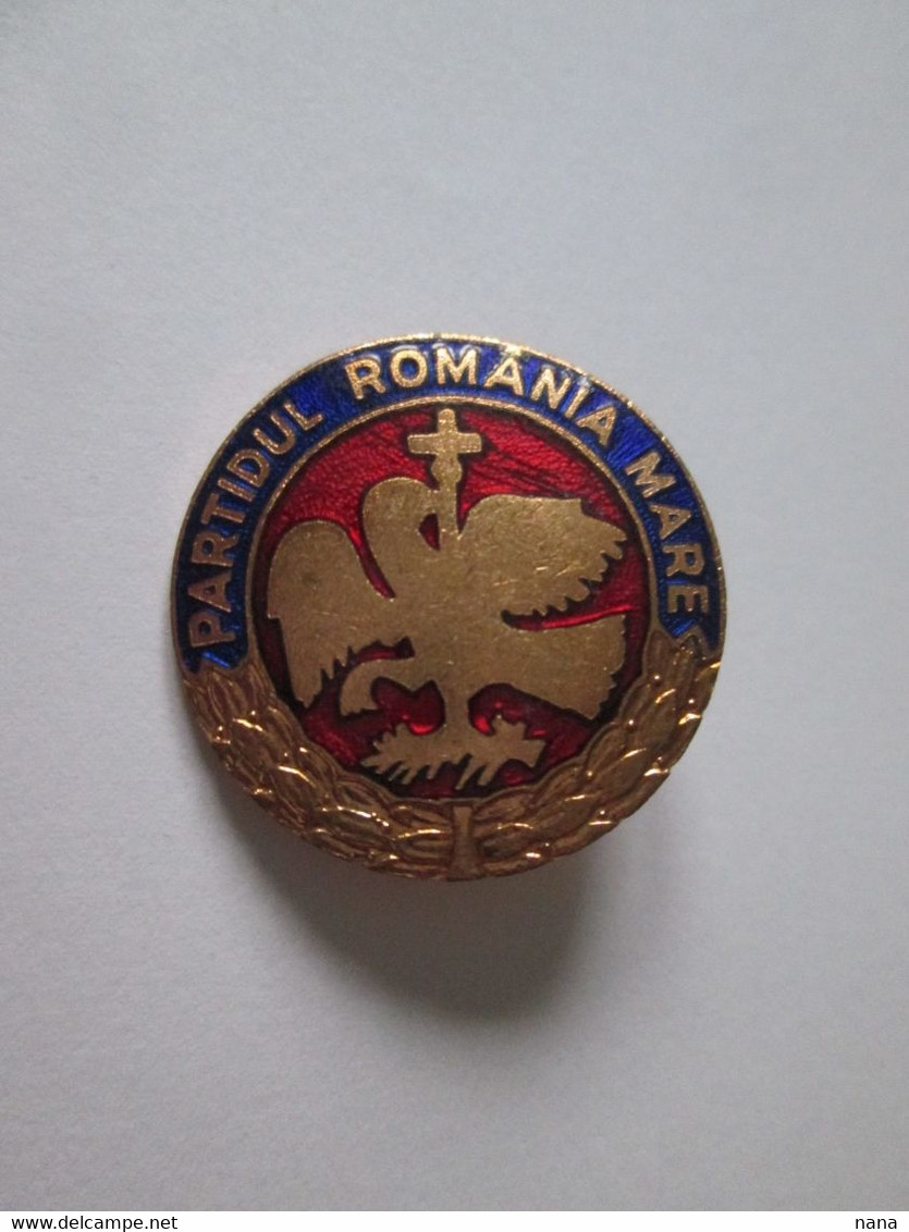 Insigne Roumanie:Le Parti Romania Mare 1992,diametre=26 Mm/Romanian Badge:The Romania Mare Party 1992,diameter=26 Mm - Associations