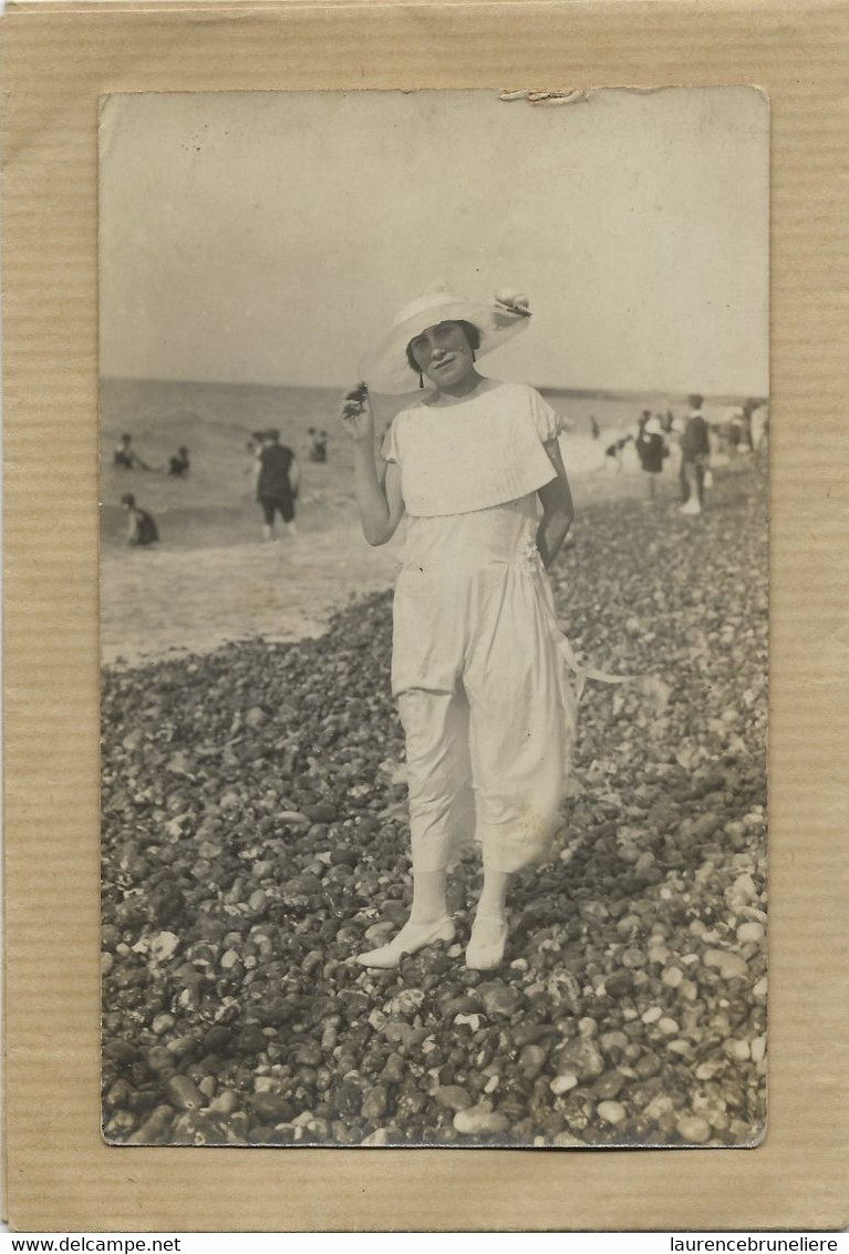 76  CARTE  PHOTO   FEMME  AU  CHAPEAU   AU BORD DE LA MER - Children And Family Groups