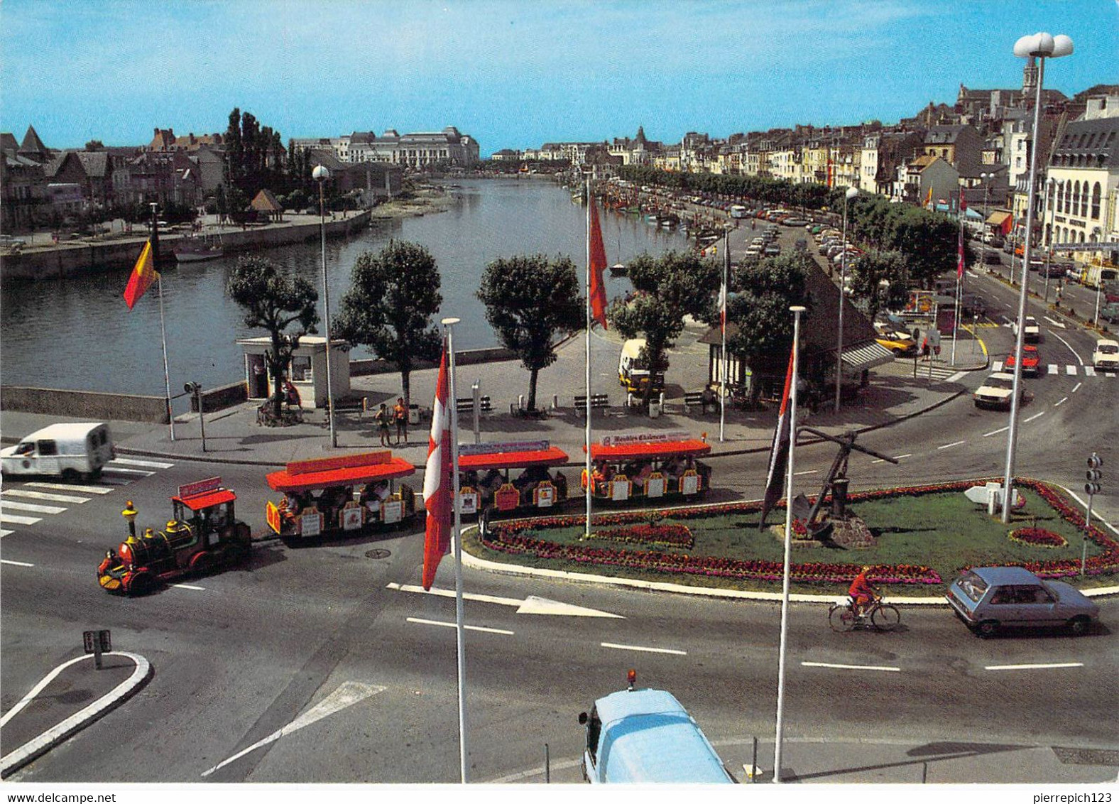 14 - Trouville - Le Port De Pêche - A L'arrière Plan, Le Casino Et Le Beach Hôtel - Trouville