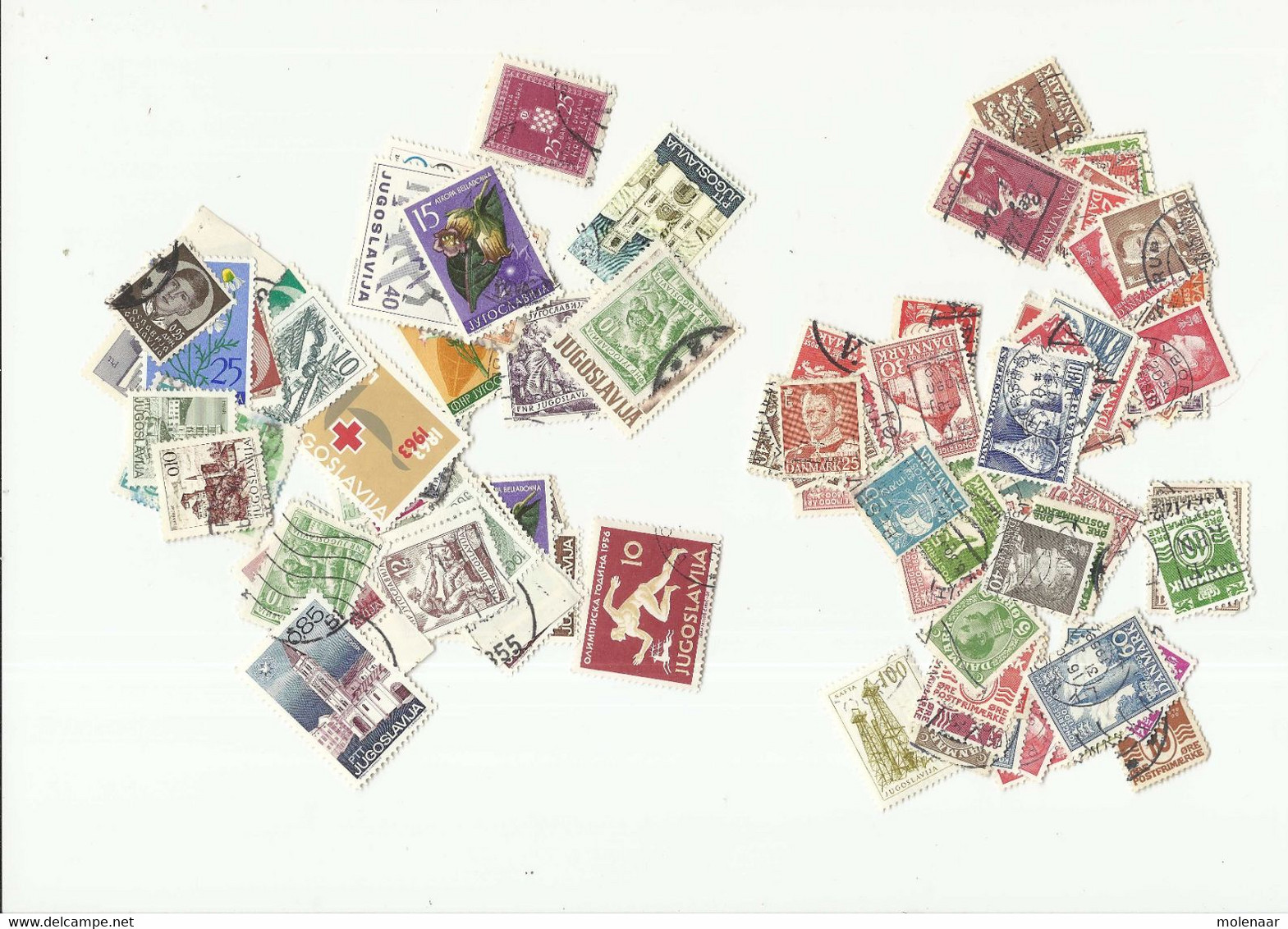 Sigarenkist vol met zakjes afgeweekte postzegels totall 125gram  (8356)
