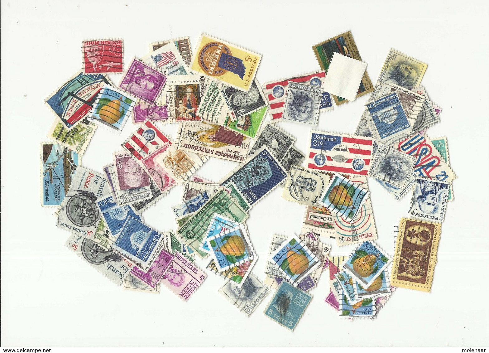 Sigarenkist vol met zakjes afgeweekte postzegels totall 125gram  (8356)