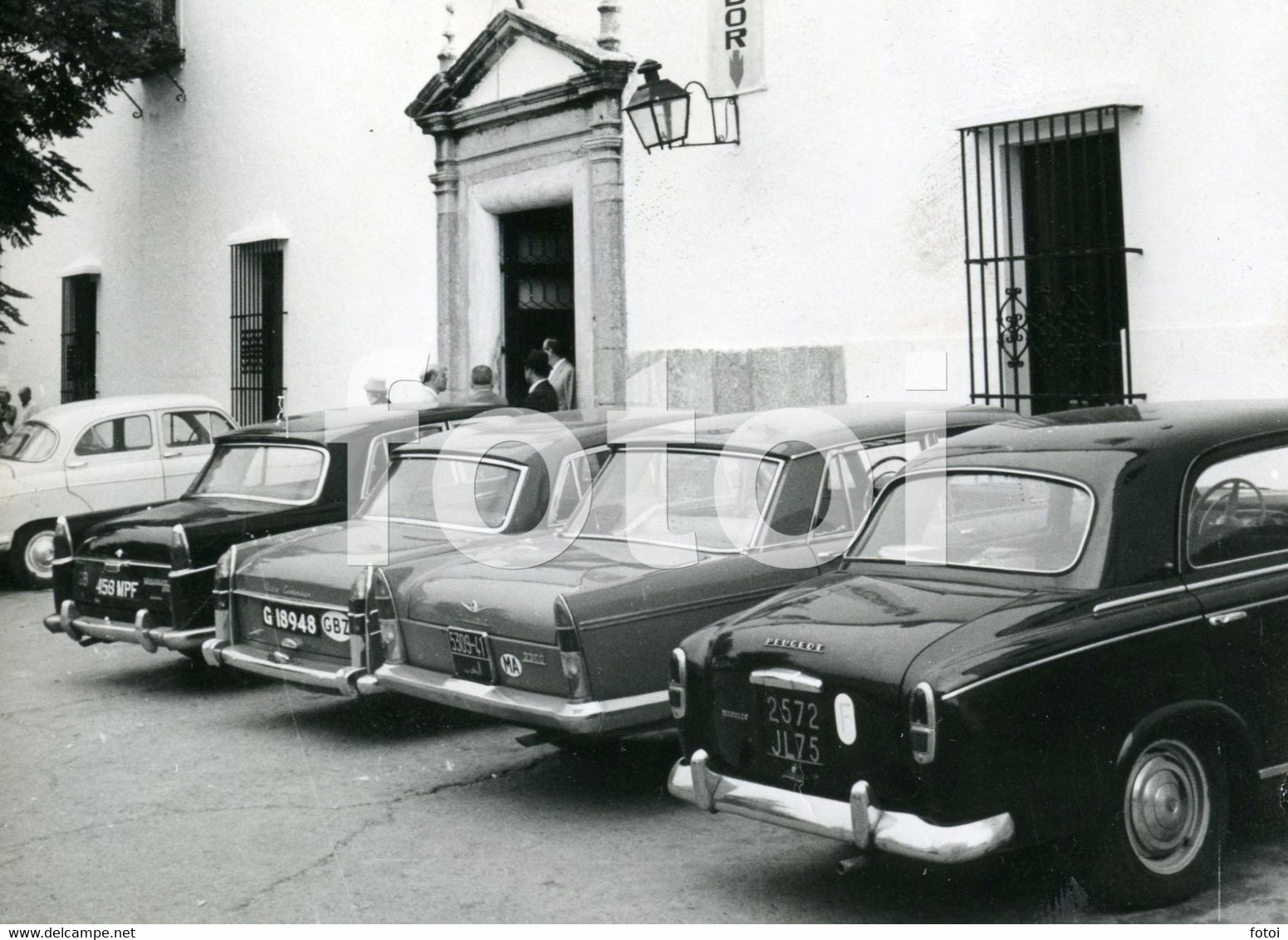 1965 REAL PHOTO POSTCARD SIZE COCHES PEUGEOT SEAT MARRUECOS AUSTIN GIBRALTAR PARADOR MERIDA BADAJOZ SPAIN ESPAÑA CARTE - Badajoz