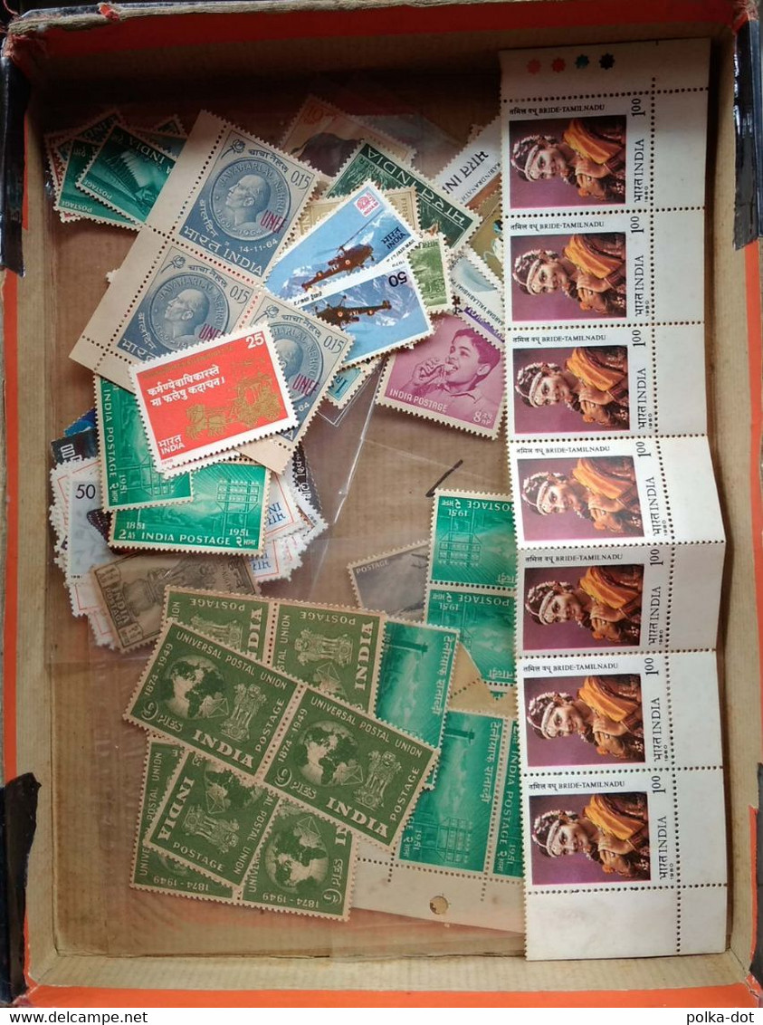 10000000'S STAMPS OF INDIA 100+ MNH RANDOMLY PICKED FROM THIS HORDE OF STAMPS - Collections, Lots & Series