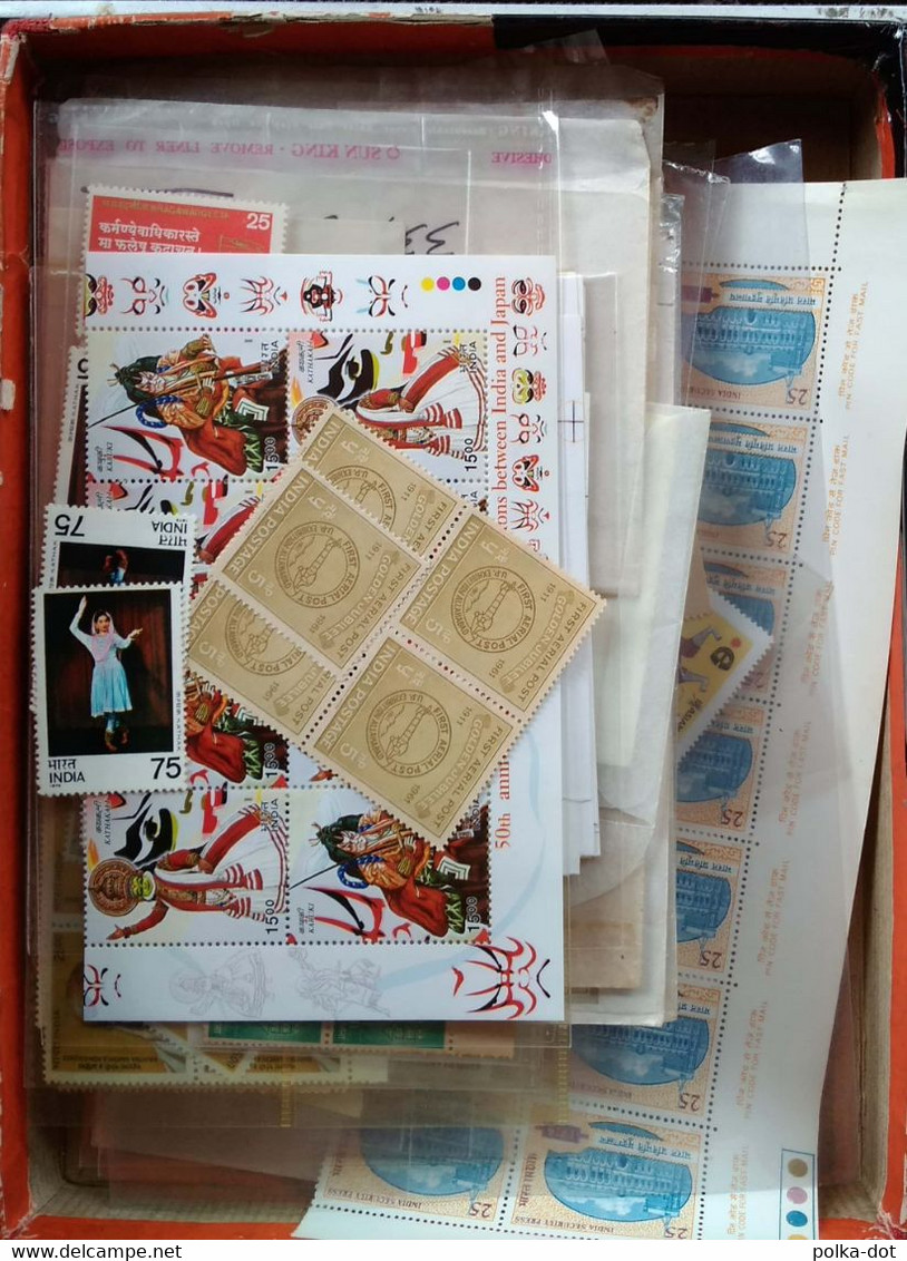 10000000'S STAMPS OF INDIA 100+ MNH RANDOMLY PICKED FROM THIS HORDE OF STAMPS - Collezioni & Lotti