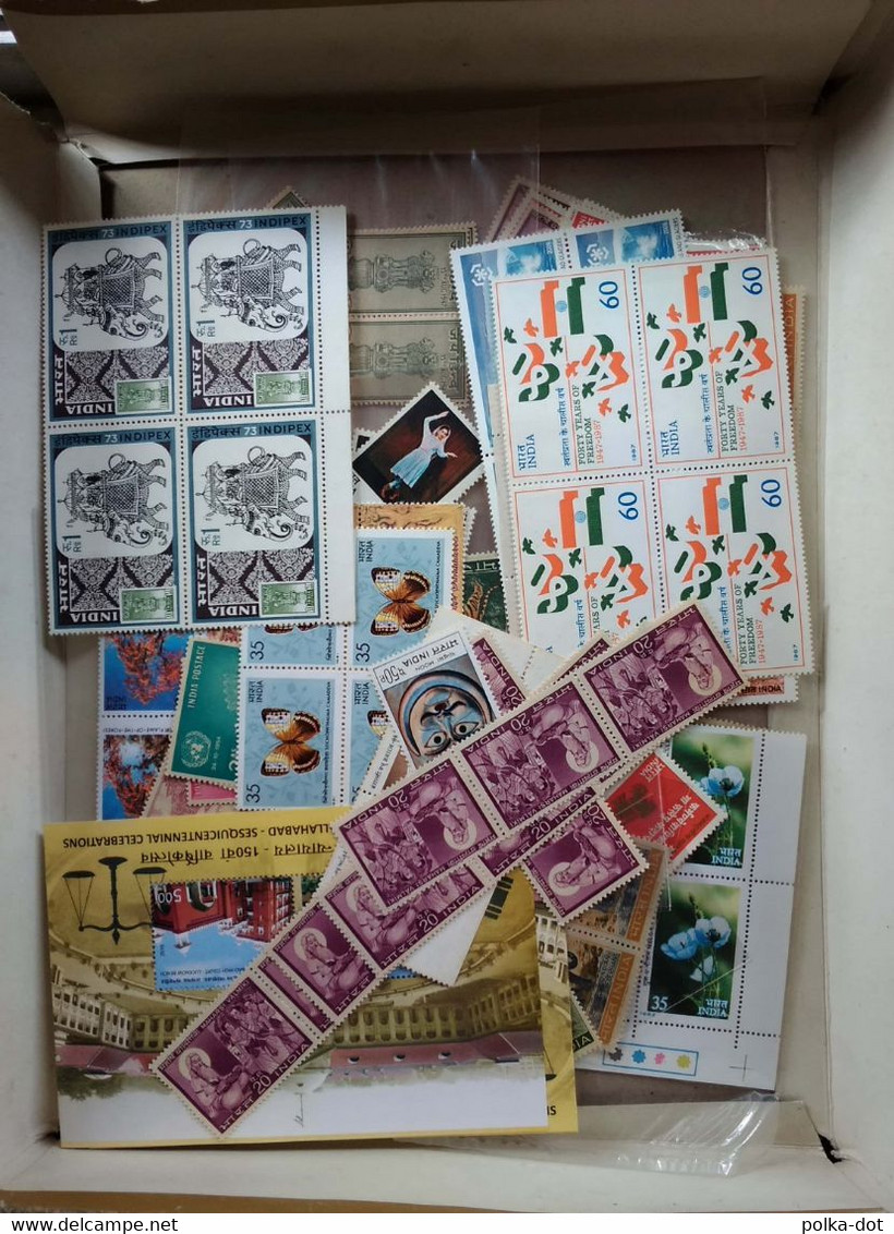 10000000'S STAMPS OF INDIA 100+ MNH RANDOMLY PICKED FROM THIS HORDE OF STAMPS - Verzamelingen & Reeksen