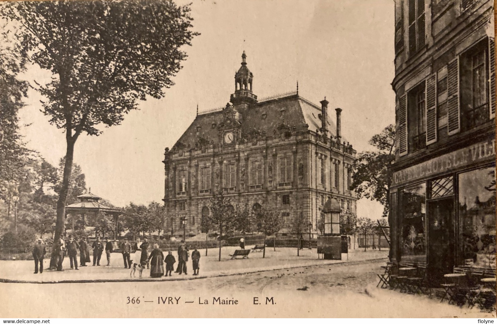 Ivry - La Place De La Mairie - Café De L’hôtel De Ville - Kiosque - Ivry Sur Seine