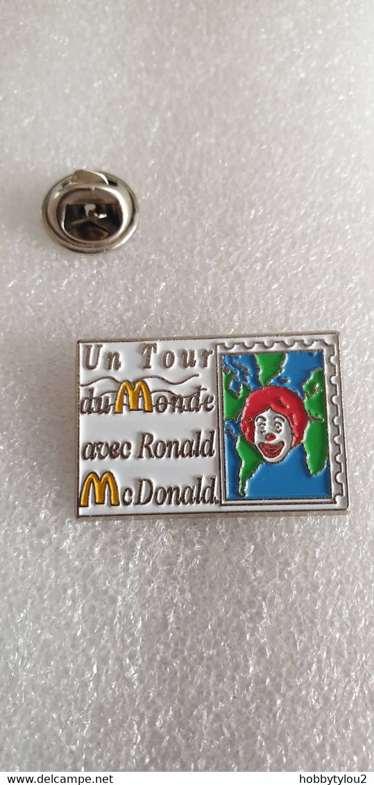 Pin's McDonalds Un Tour Du Monde Avec Ronald McDonald - McDonald's