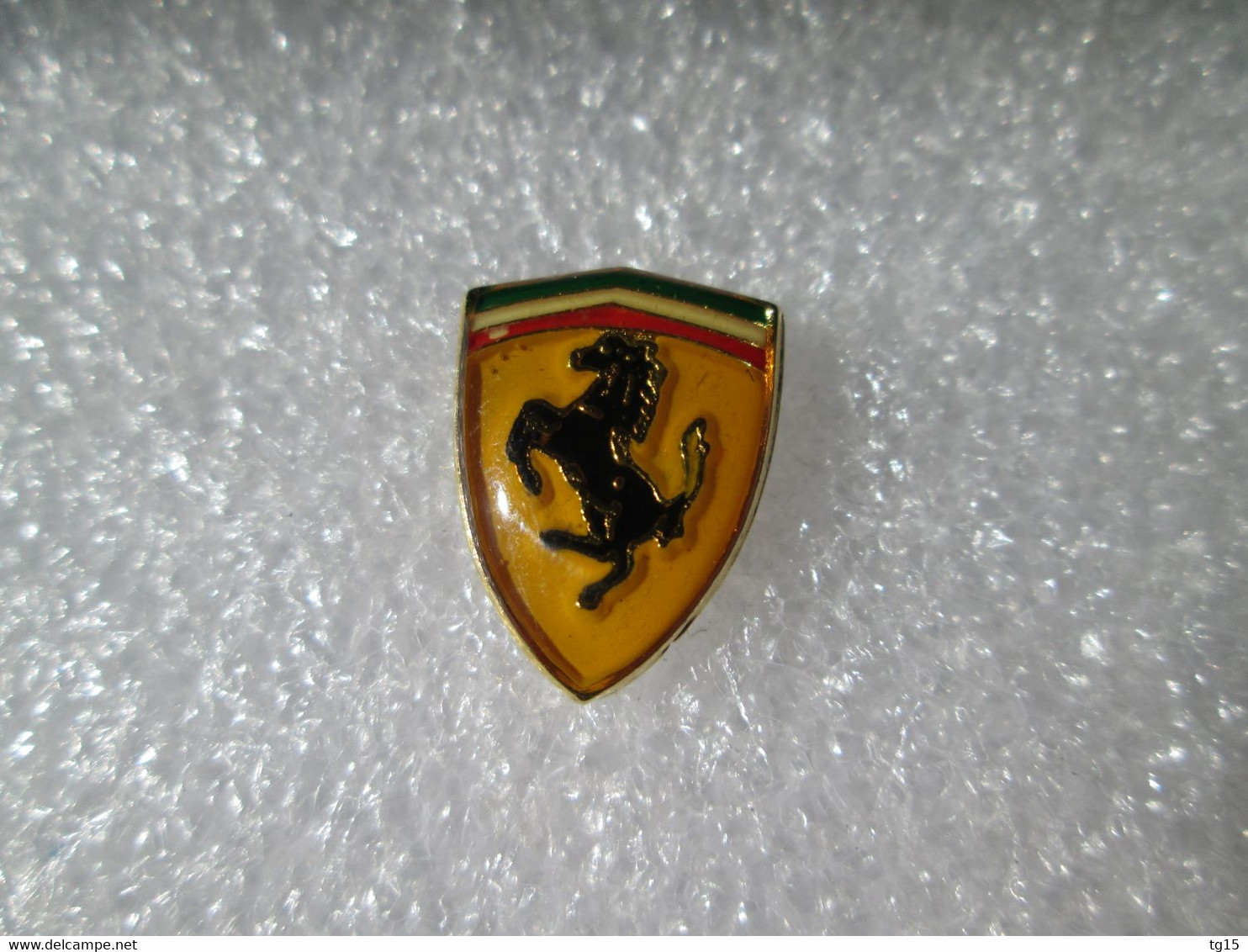 PIN'S     LOGO  FERRARI    16X12 Mm - Ferrari