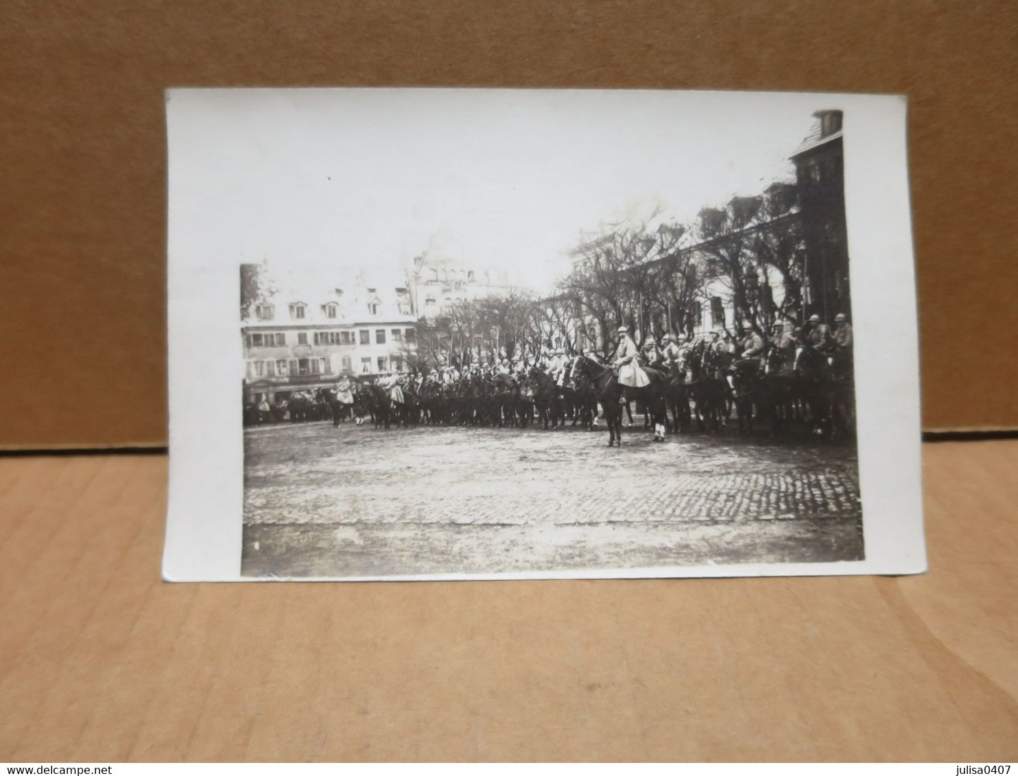 CAMBRAI ?? (59) Carte Photo Guerre 1914-18 Armée Française Sur Une Place - Cambrai