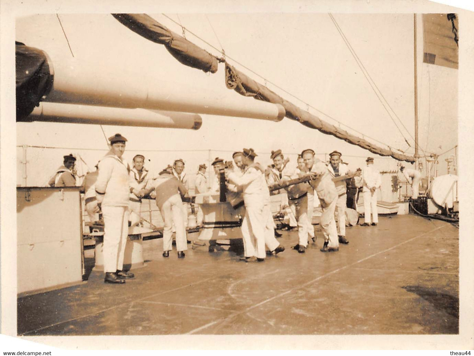 CHINE  -  SHANGHAÏ  -  Cliché Du Bateau " WALDECH ROUSSEAU " Manoeuvre à Bras Sur La Plage Arrière - Marins - Chine