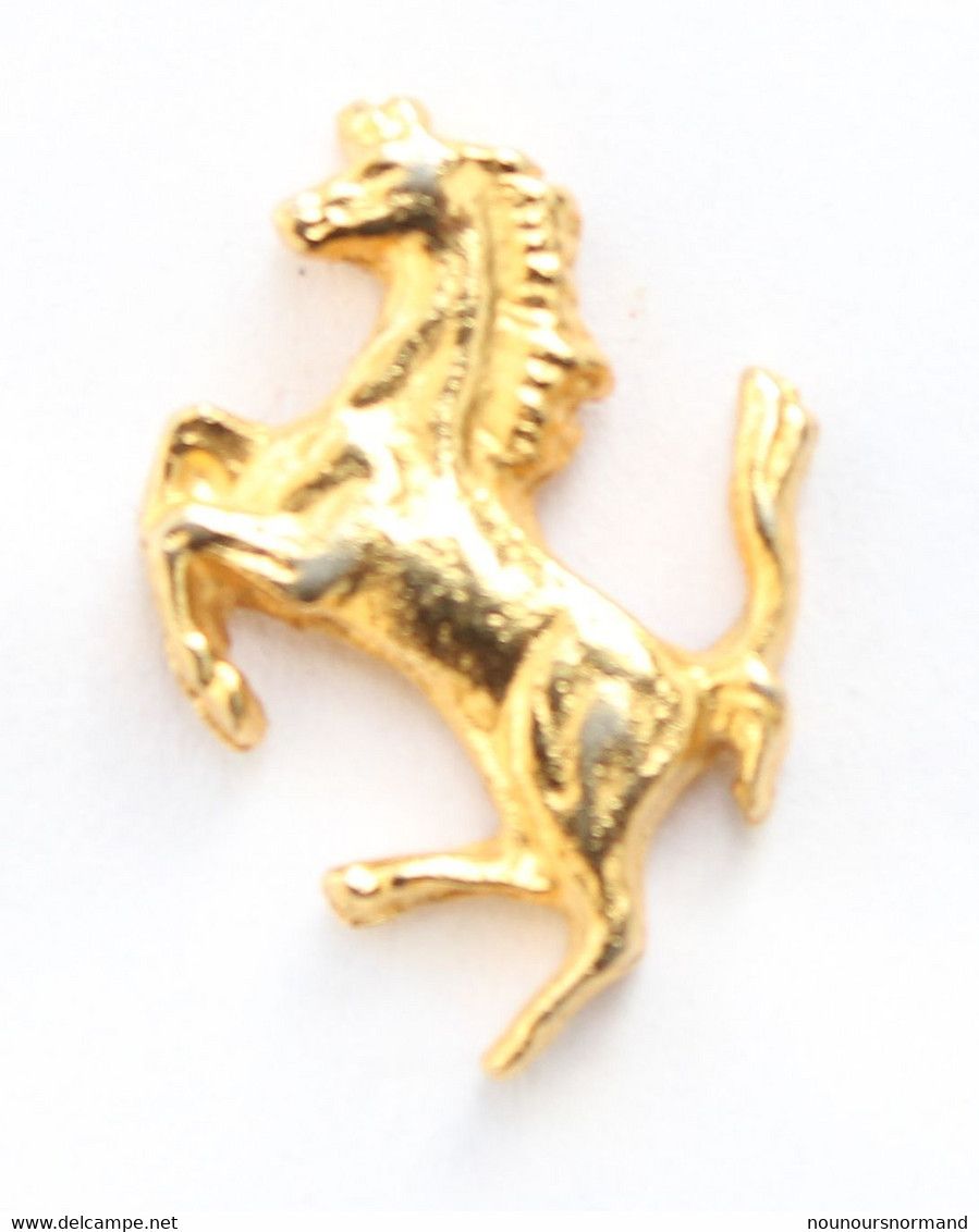 Superbe Et Petit Pin's Doré En Relief LOGO FERRARI - Le Cheval Cabré - L401 - Ferrari