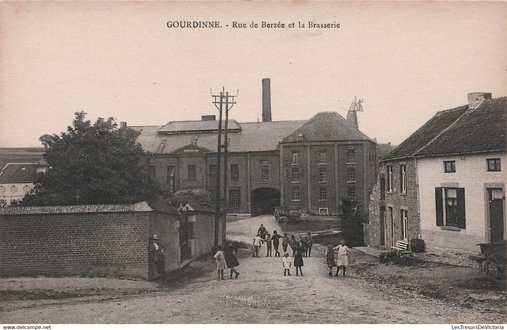 CPA  GOURDINNE - Rue De Berzée Et La Brasserie - Très Animé - Walcourt