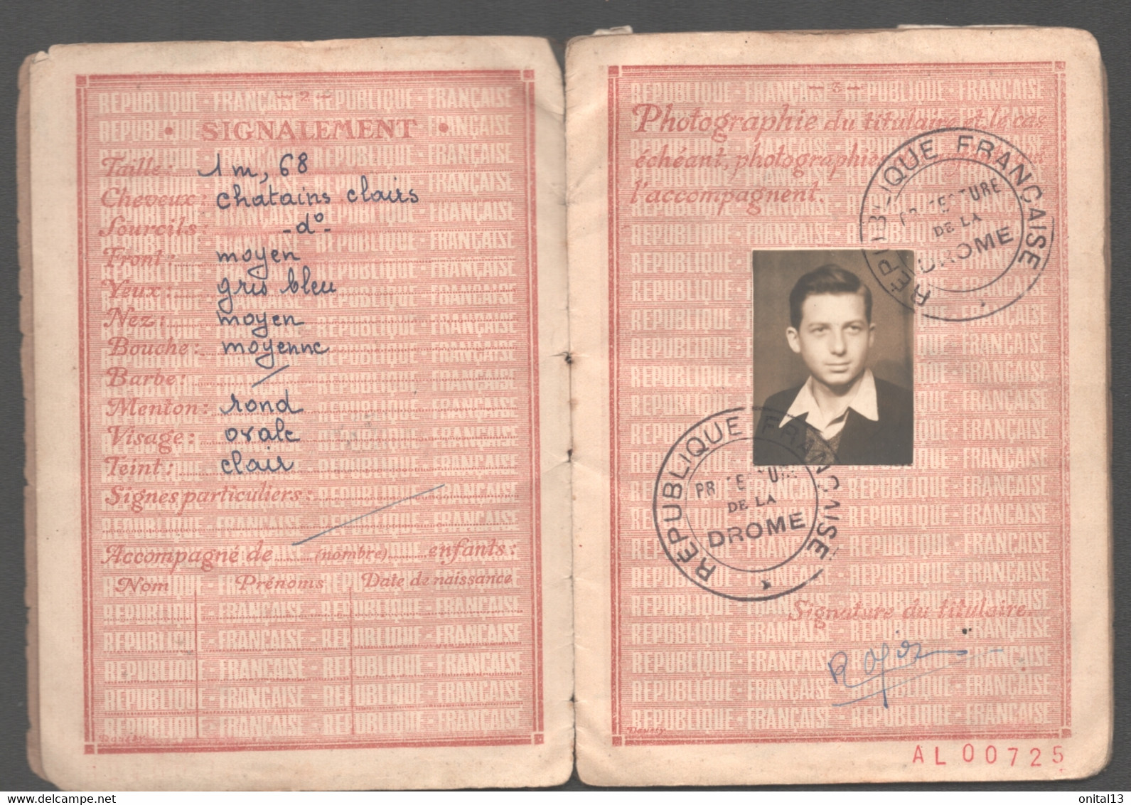 1946 PASSEPORT REPUBLIQUE FRANCAISE / TIMBRES FISCAUX   D847 - Documents Historiques