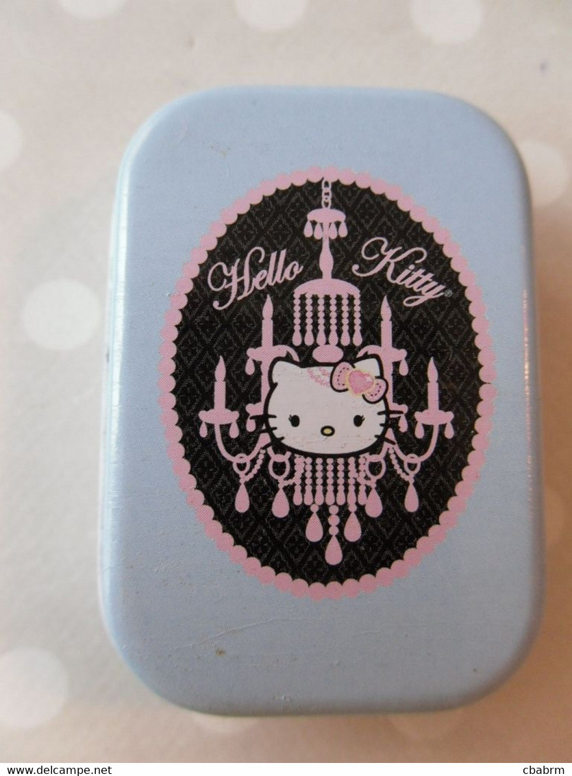 HELLO KITTY Petite Boite Bleu Rectangle SANRIO LICENSE 1976, 2009 PANINI - Sonstige & Ohne Zuordnung