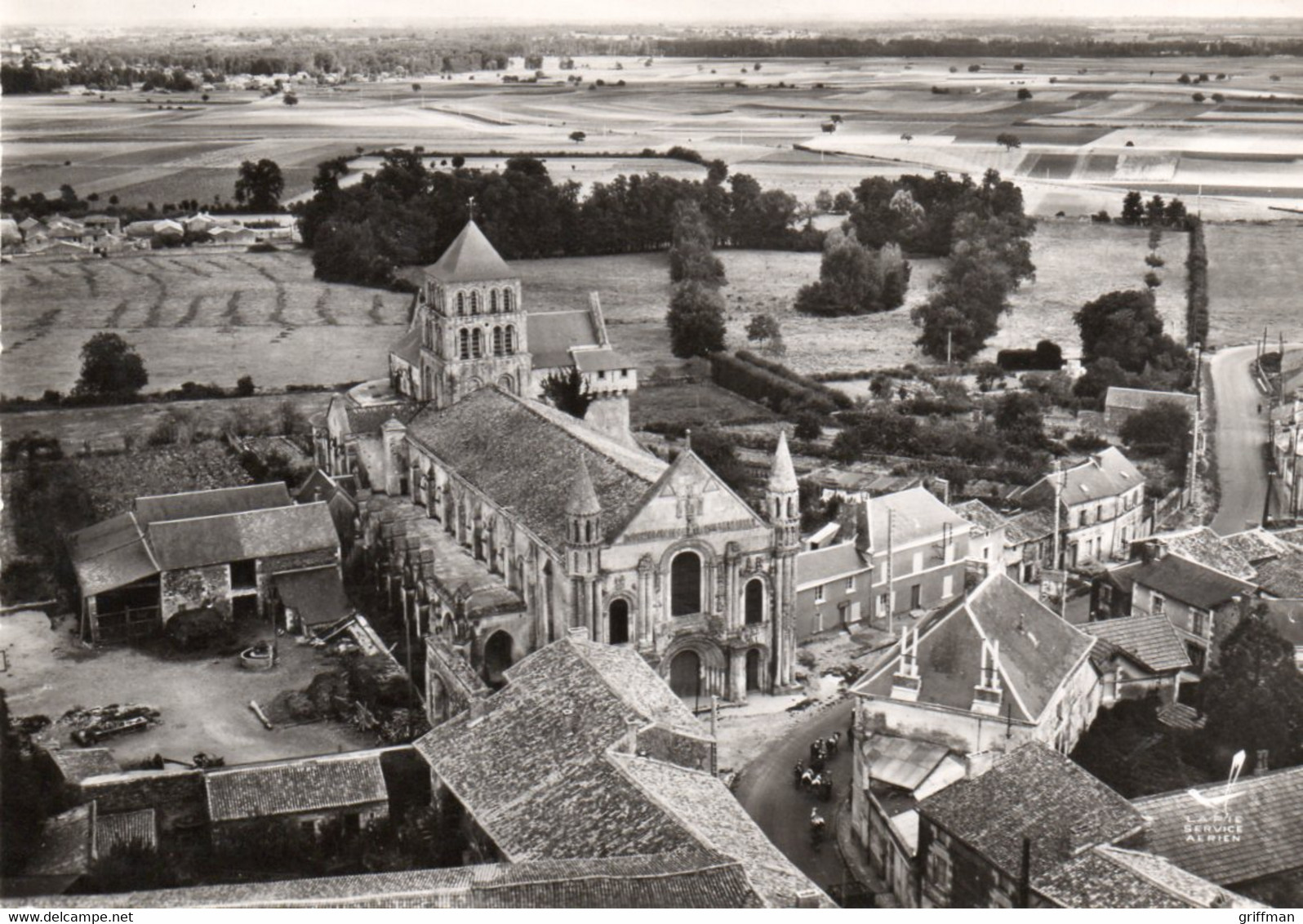 EN AVION AU DESSUS DE SAINT JOUIN DE MARNES L'EGLISE ABBATIALE CPSM GM TBE - Saint Jouin De Marnes