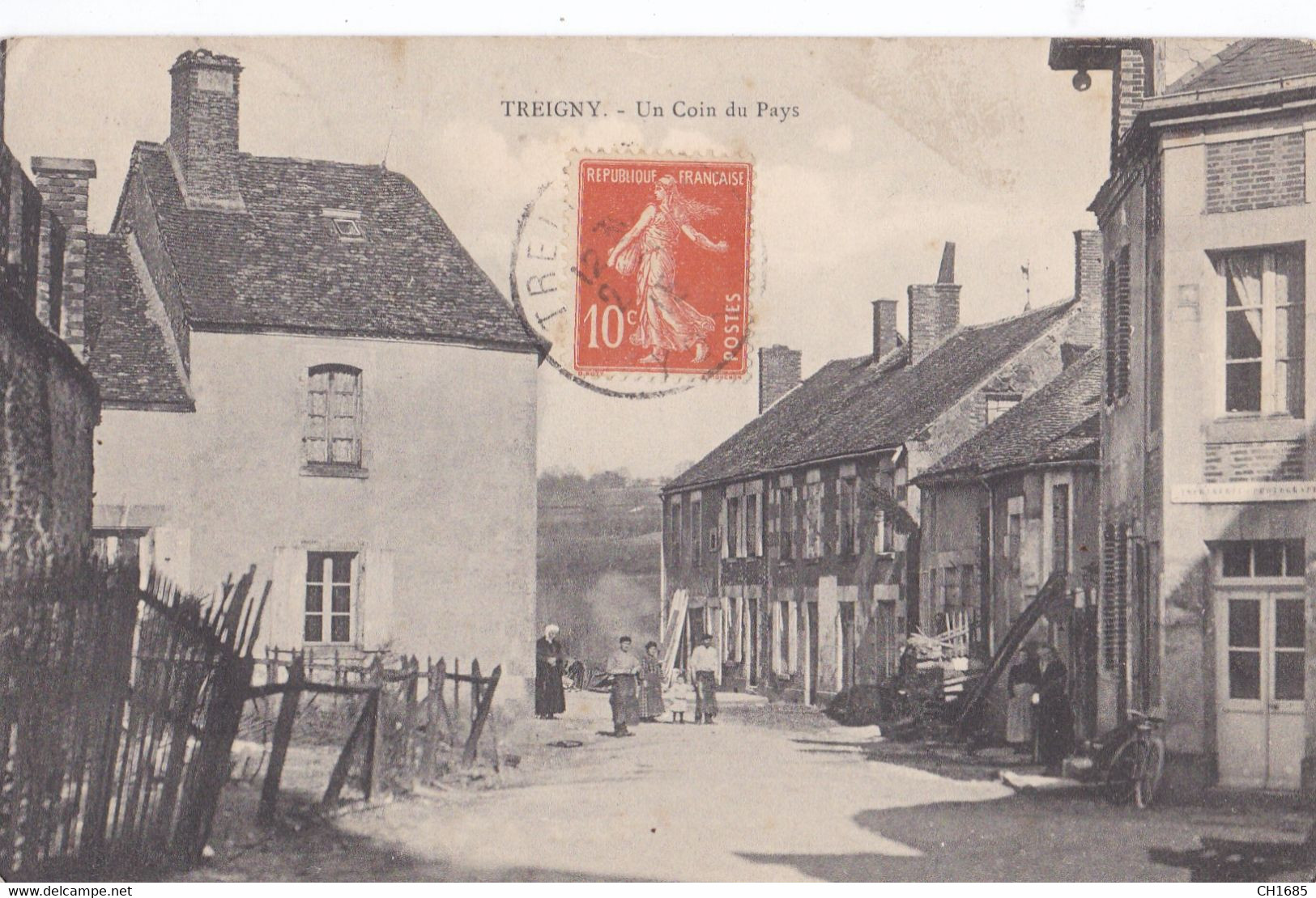 TREIGNY (89) Une Rue Du Village Un Coin Du Pays - Treigny