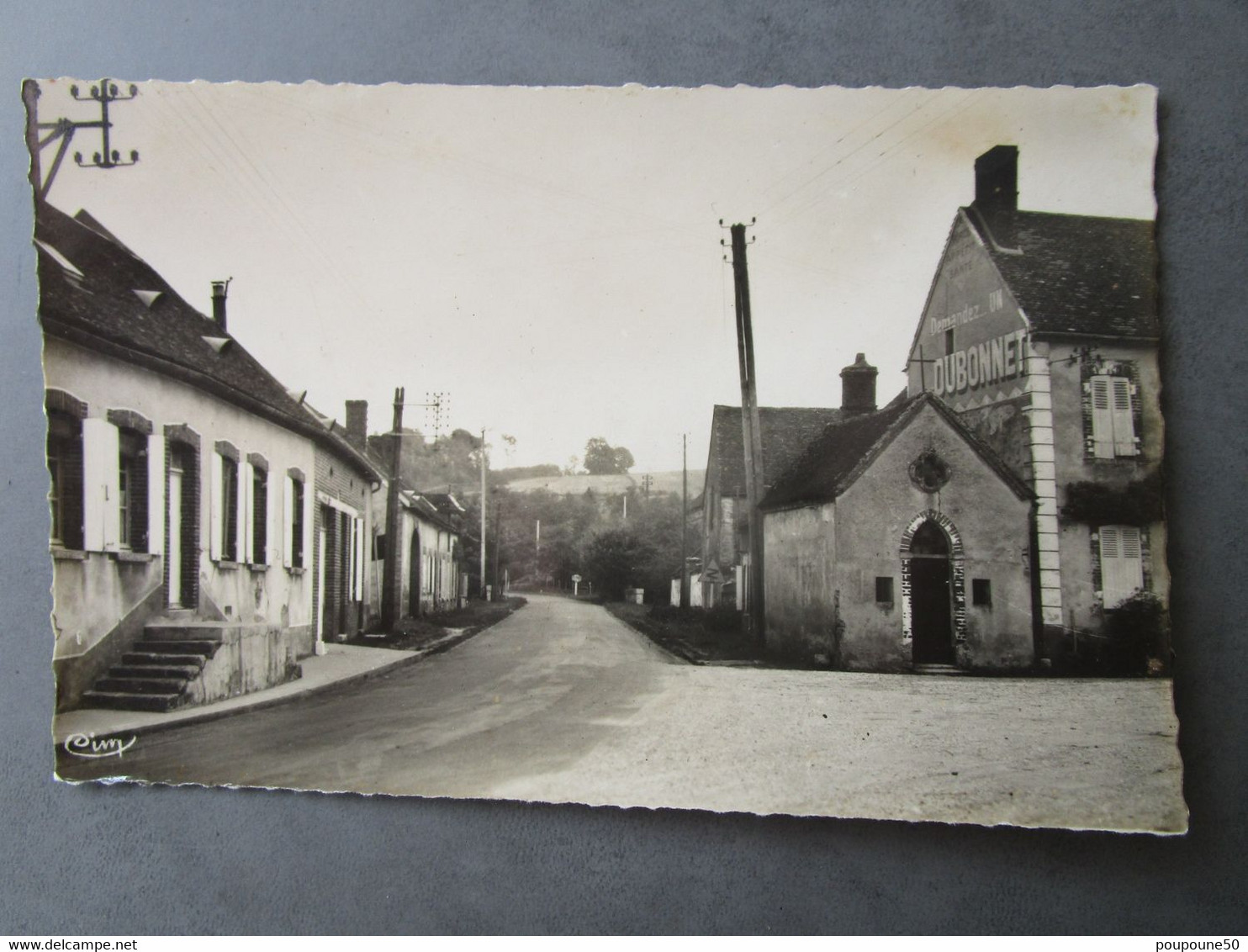 CP 89 Yonne à L'entrée De CERISIERS - La Chapelle Des 3 Maries à L'angle Des Routes De Villechetive Et Dixmont 1950 - Cerisiers