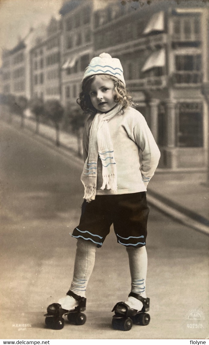 Jeu Jouet - Enfant Faisant Du Patin à Roulettes - Rollers - Jeux - Spielzeug & Spiele