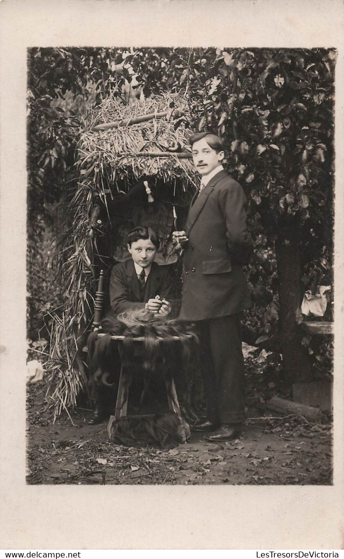 CPA Métier - Carte Photo Coiffeur- Meches De Cheveux Coupées - Ciseaux - Coiffure - Kunsthandwerk