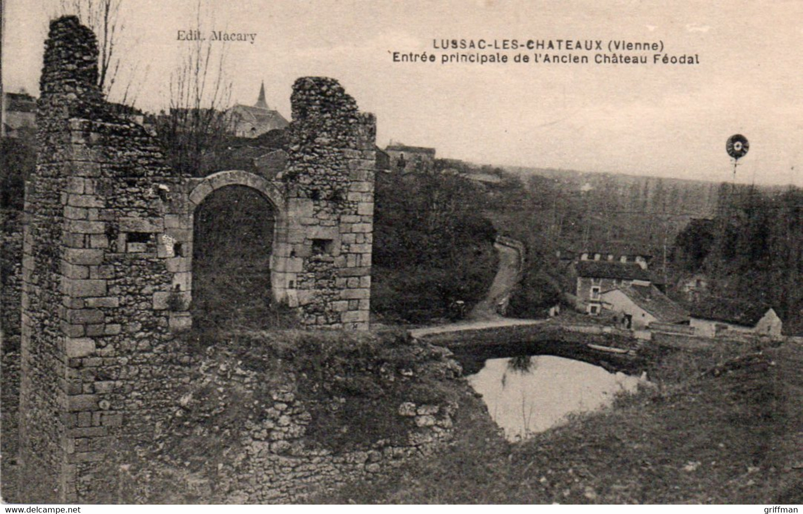 LUSSAC LES CHATEAUX ENTREE PRINCIPALE DE L'ANCIEN CHATEAU FEODAL TBE - Lussac Les Chateaux