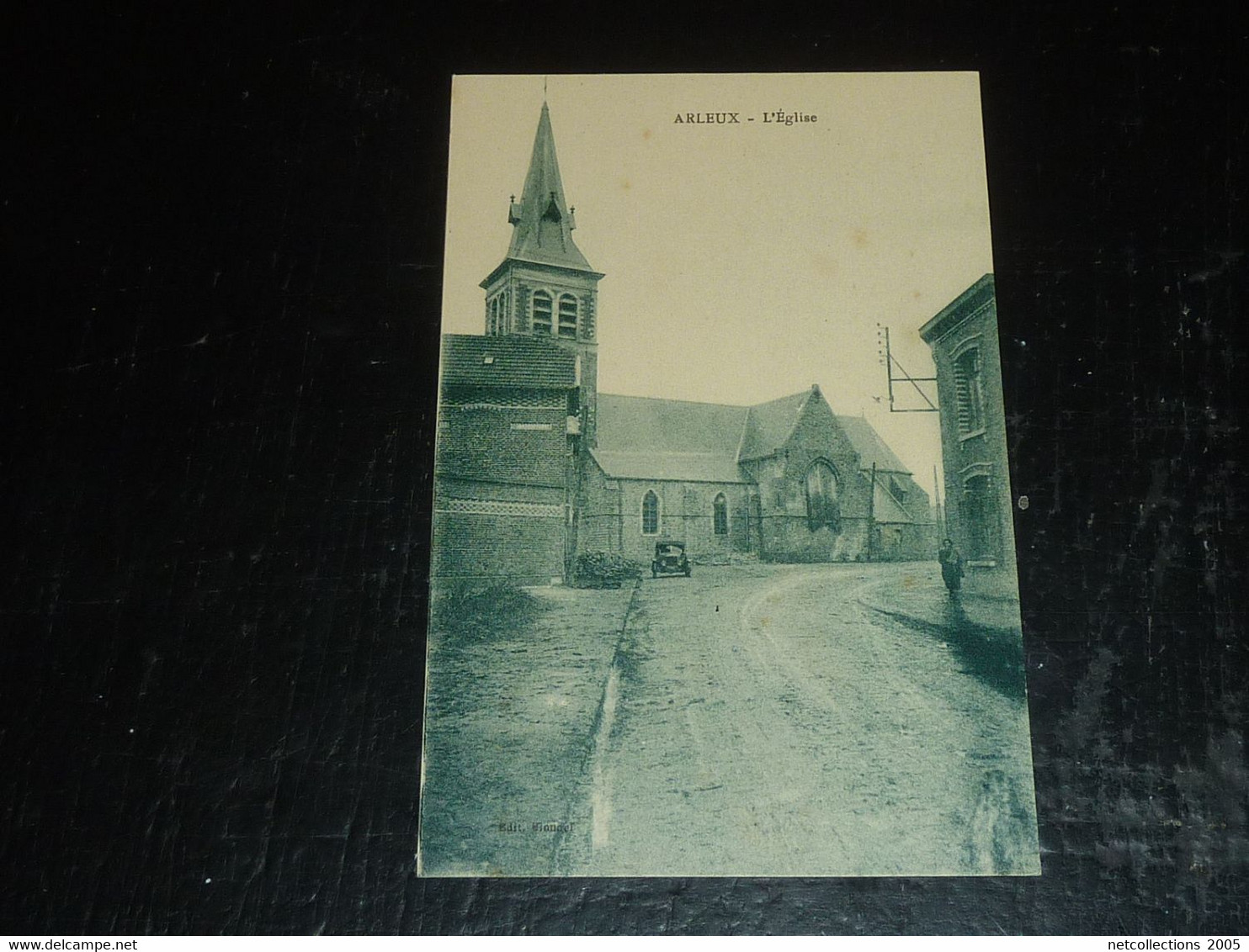 ARLEUX - L'EGLISE  - VOITURE ET UN PASSANT - 59 NORD (C.U) - Arleux