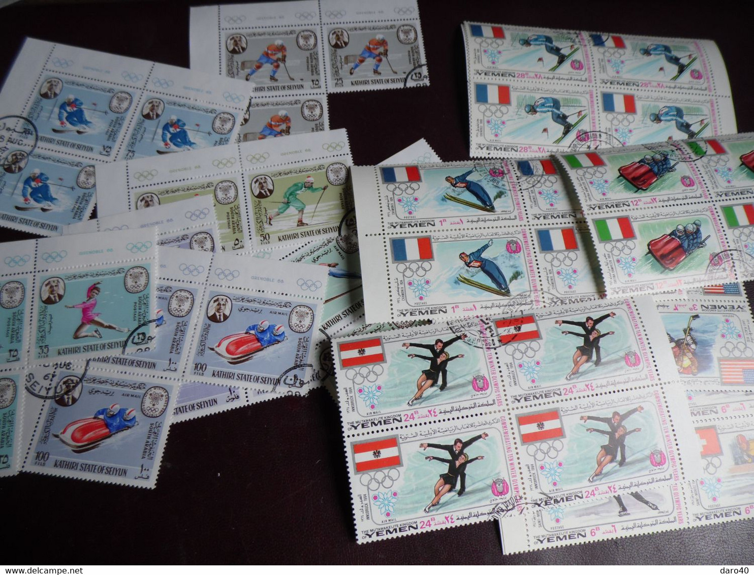 Dans Un Boite Environ 480 TP étranger Voir Description Obl TB + Un Lot De 45 Timbres Obl De Ajman - Stamp Boxes