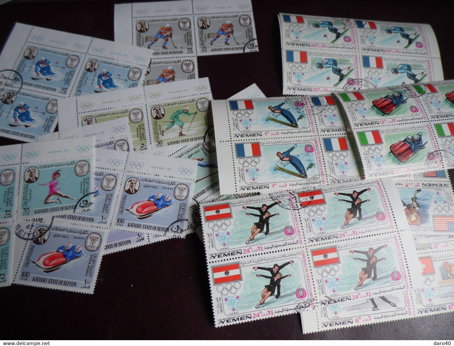 Dans Un Boite Environ 480 TP étranger Voir Description Obl TB + Un Lot De 45 Timbres Obl De Ajman - Contenitore Per Francobolli