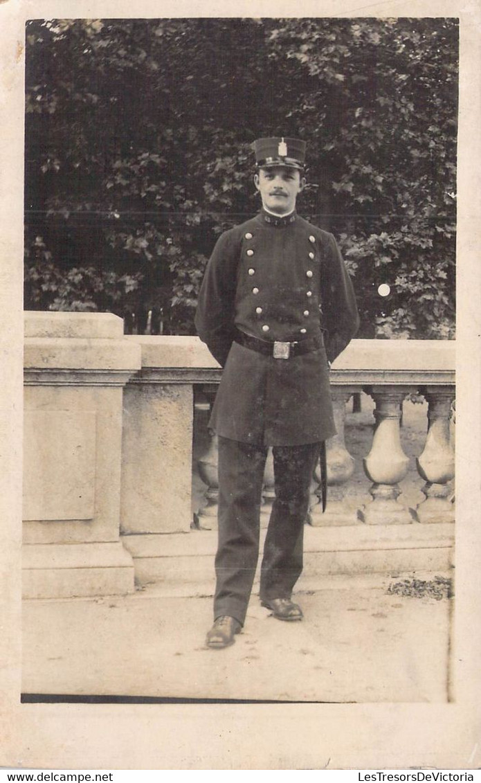 CPA - MILITARIA - MILITAIRE POSE EN UNIFORME - Personnages