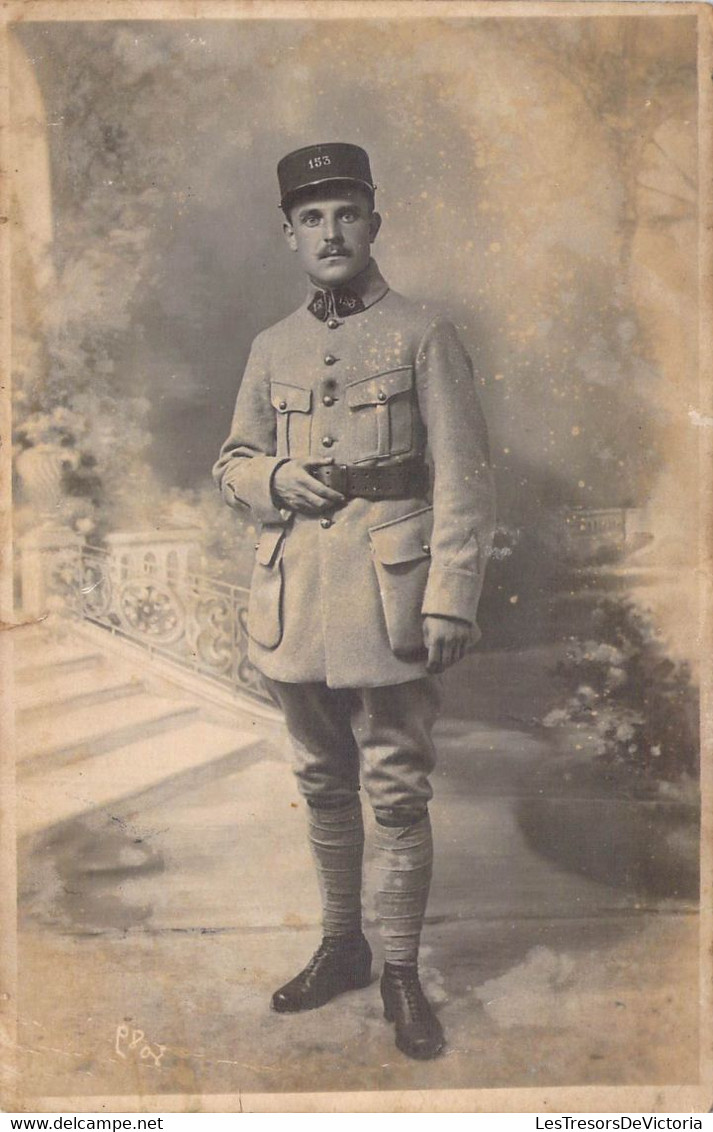 CPA - MILITARIA - MILITAIRE POSE EN UNIFORME - Personnages