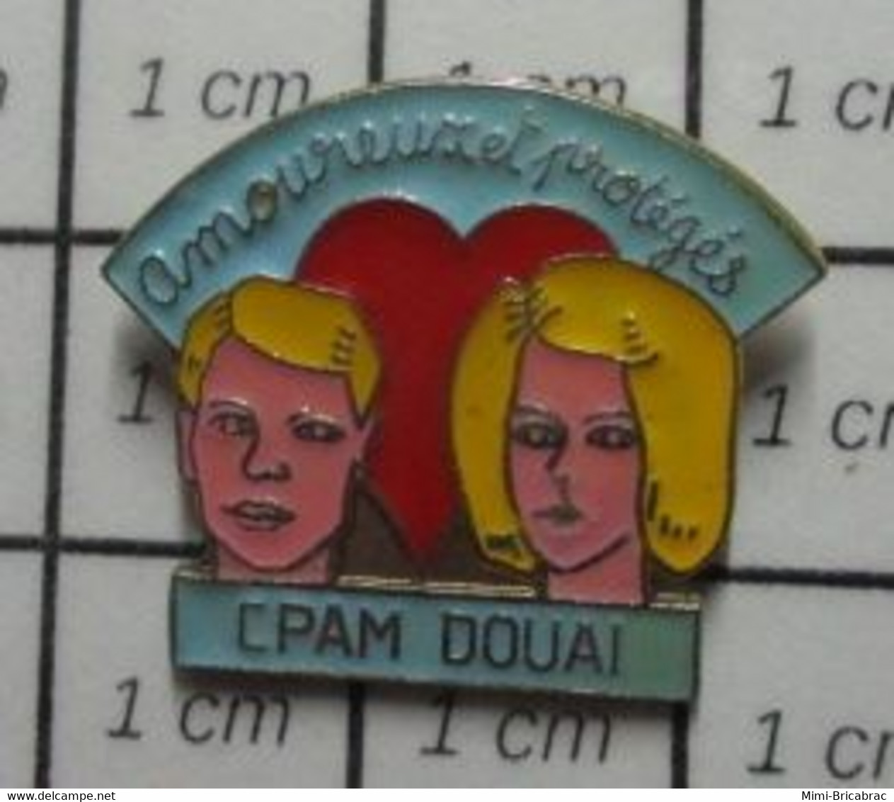 SP10  Pin's Pins / Beau Et Rare / THEME : ADMINISTRATIONS / CPAM DOUAI AMOUREUX ET PROTEGES Ah Les Sous-Douai Chtis - Administrations