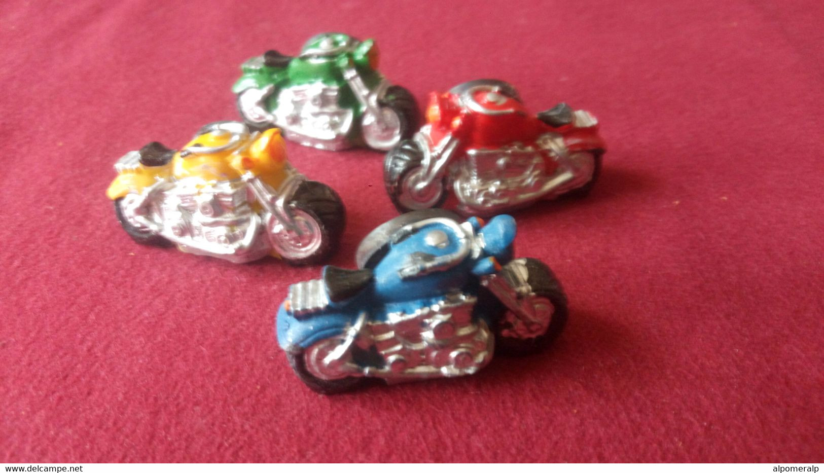 Magnet, Motorcycles, 4 Pieces In 4 Different Colors, 4 X 2,3 Cm - Andere & Zonder Classificatie