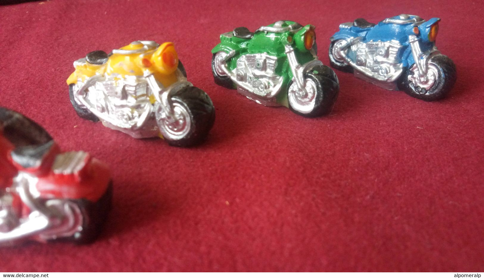 Magnet, Motorcycles, 4 Pieces In 4 Different Colors, 4 X 2,3 Cm - Autres & Non Classés