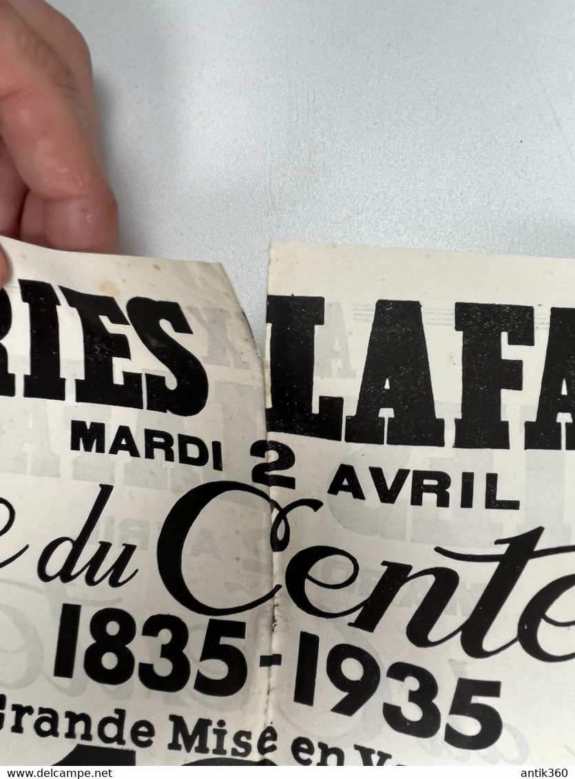 Affiche Publicitaire GALERIES LAFAYETTE NANTES Fête Du Centenaire 1835-1935 Mode Vêtements - Posters