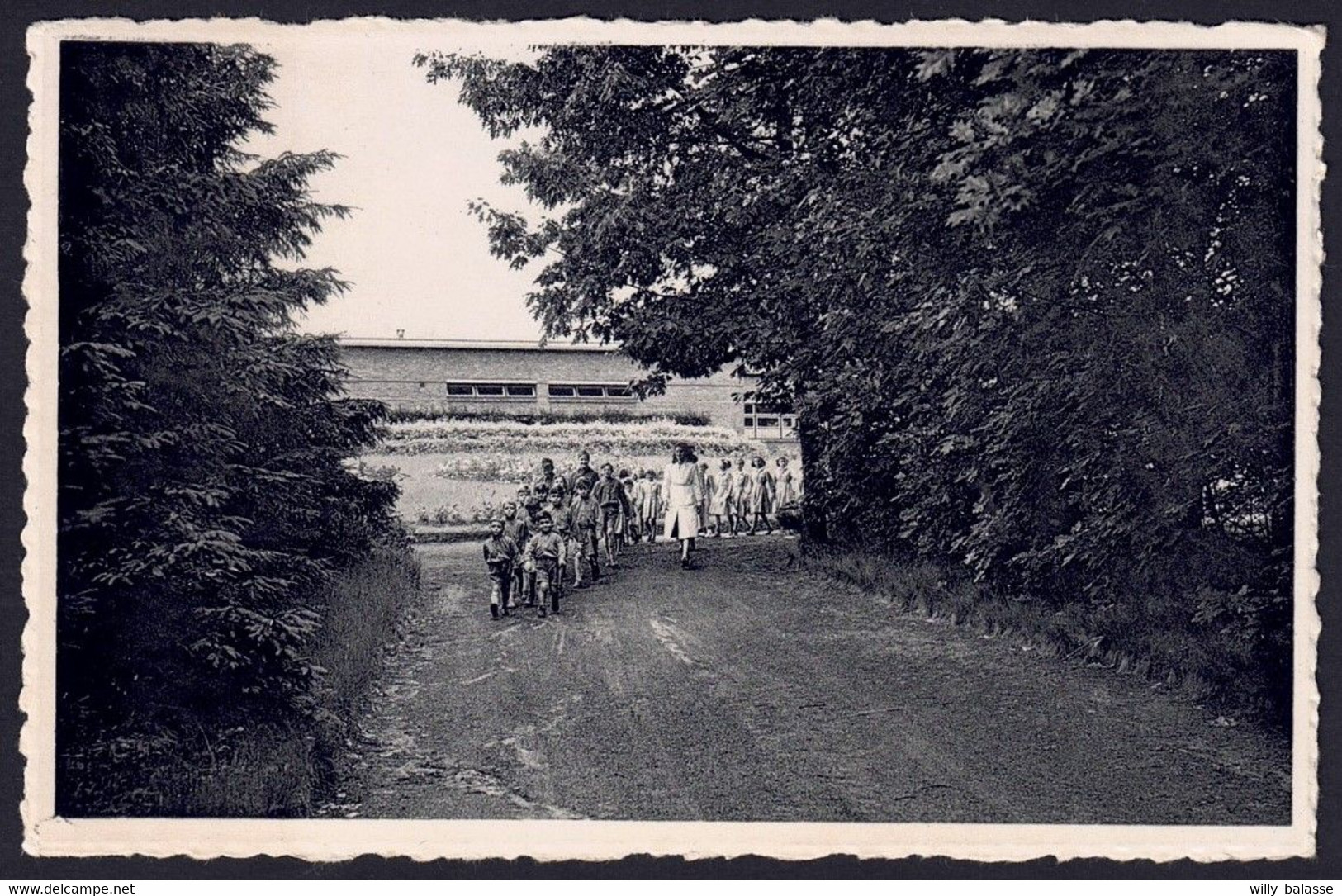 +++CPA - GREZ DOICEAU - Biez - Préventorium Léon Poriniot - "En Promenade"  // - Graven