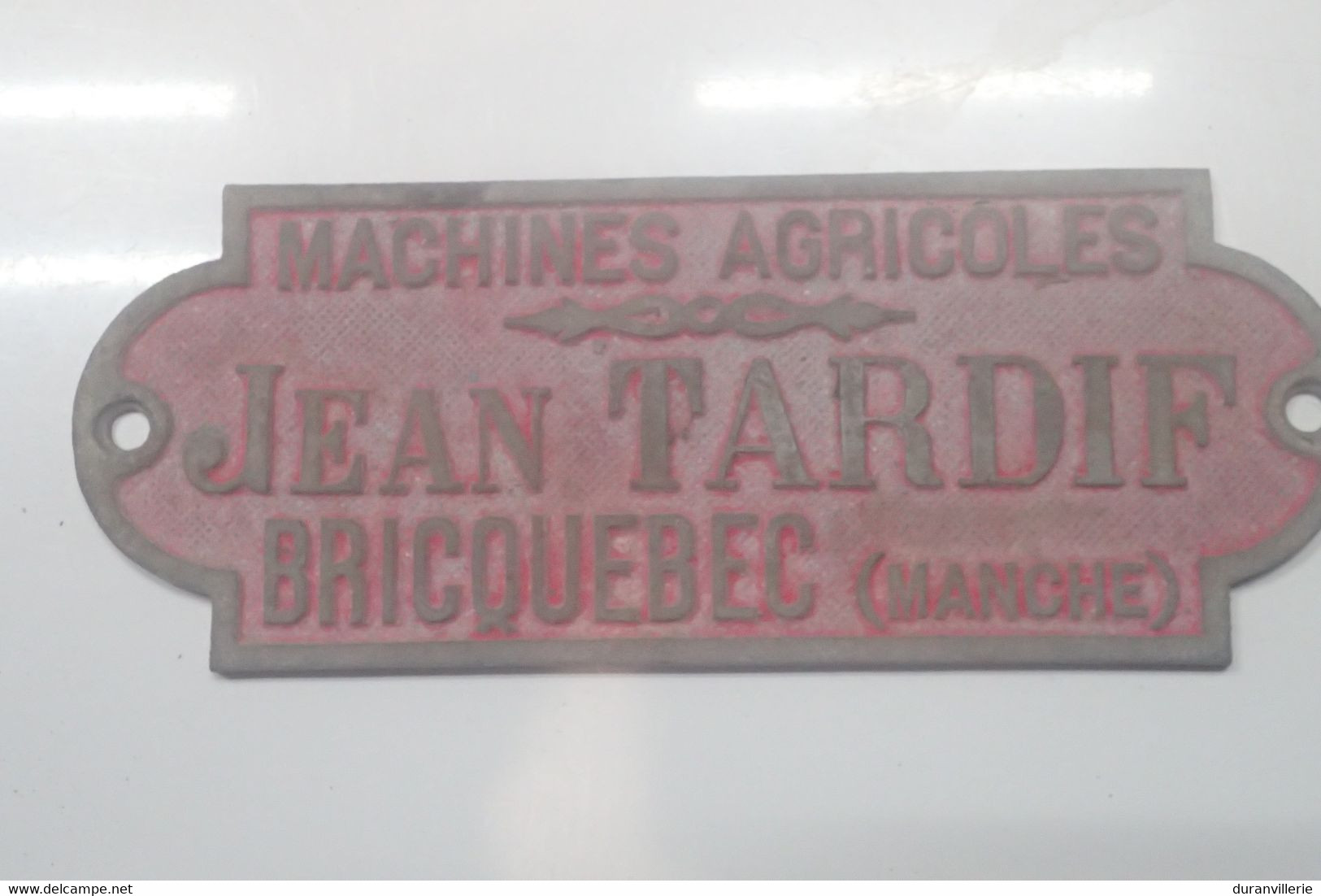 Machines Agricoles "Jean TARDIF" BRICQUEBEC (Manche) Tracteur Matériel Agricole... Plaque En Fonte Ancienne (15cm X 6cm) - Autres & Non Classés