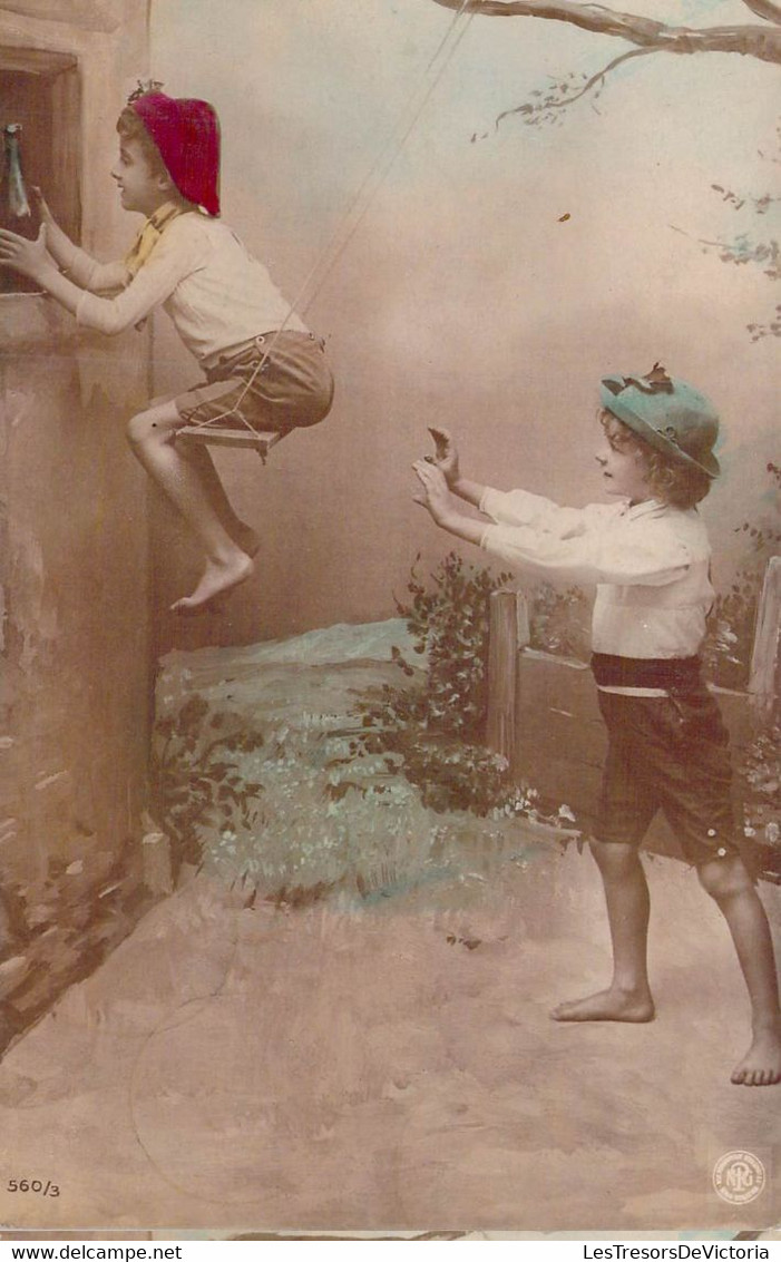 CPA - ENFANTS - Deux Enfants Au Chapeau Font De La Balançoire Pour Attraper Une Bouteille - Groupes D'enfants & Familles