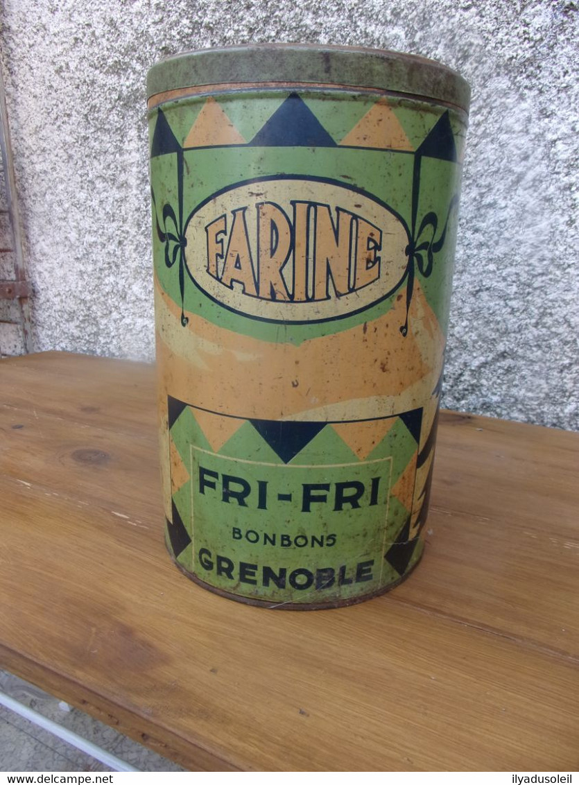 Fri-fri Bonbon Grenoble Grande Boite De Vitrine Hauteur: 31 Cm Diametre 20 Cm - Boîtes
