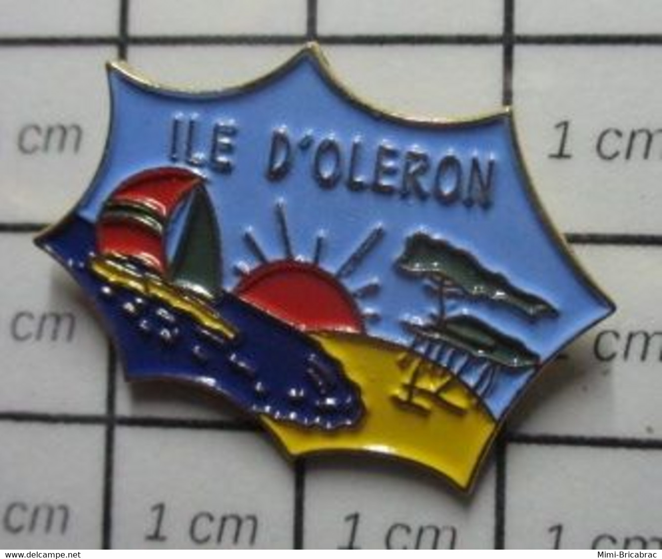 Sp10 Pin's Pins / Beau Et Rare / THEME : VILLES / ILE D'OLERON PLAGE SOLEIL MER BATEAU Par CHALLENGE OLERON - Vela