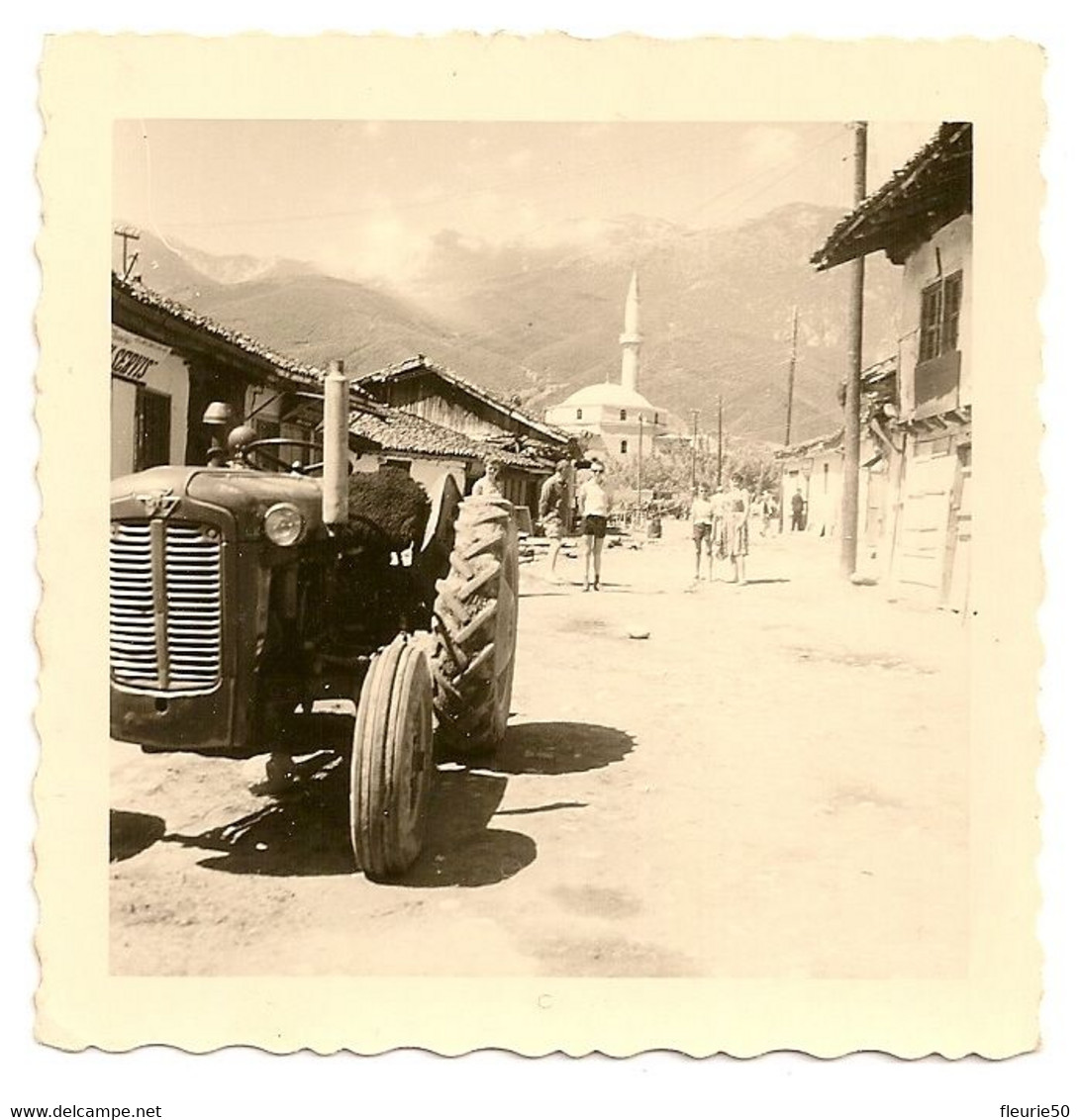 PHOTO - Tracteur Massey-Ferguson. Mosquée, Minaret ?? Grèce ?. 8cm X 8cm. - Tracteurs