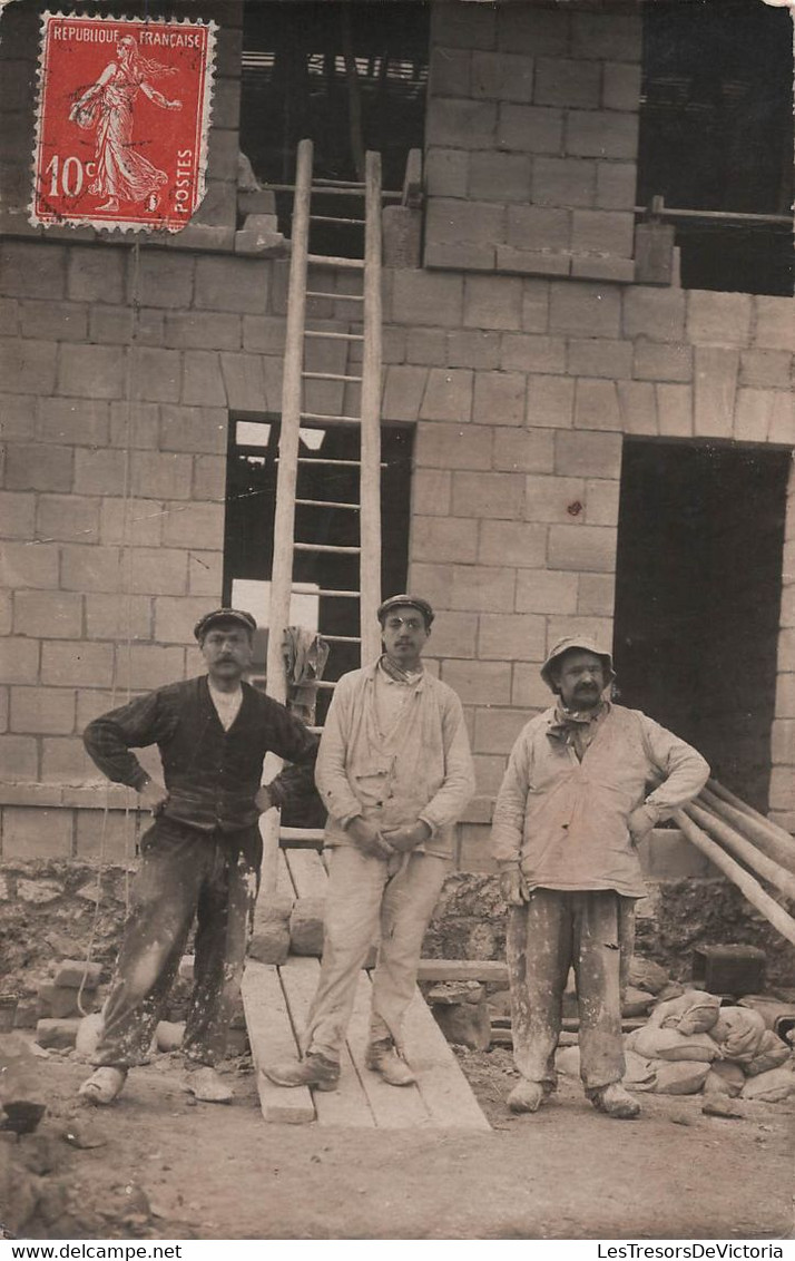 CPA - Carte Photo De Trois Hommes Travaillant Dans Le Batiment - Maçons En Sabots - échelle - Construction - 1909 - Artisanat