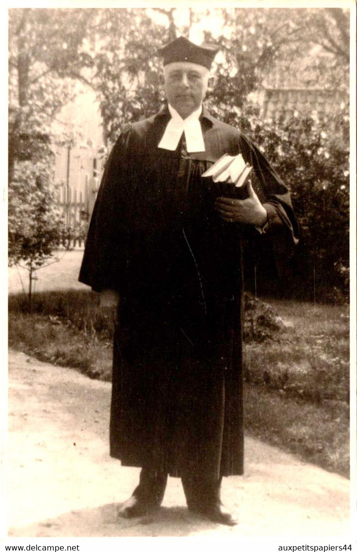 Photo Originale Portrait D'un Prêtre Protestant & Ses Manuels Religieux En Mains Vers 1940/50. - Professions