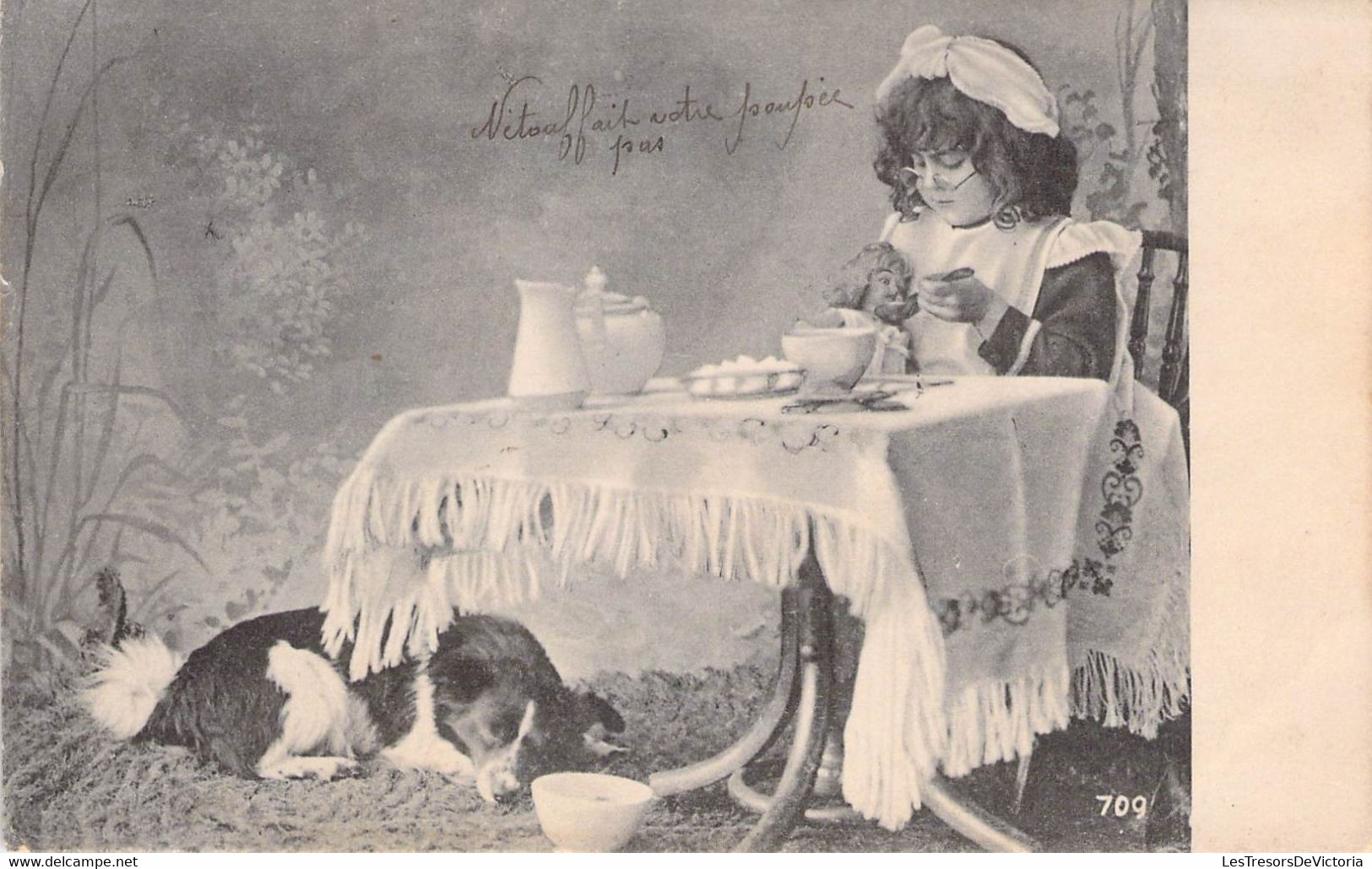 CPA - ENFANTS - Jeune Fille Avec Un Bandeau Assise à Une Table Où Dort Un Chien Noir Et Blanc - Dos Non Divisé - Scene & Paesaggi