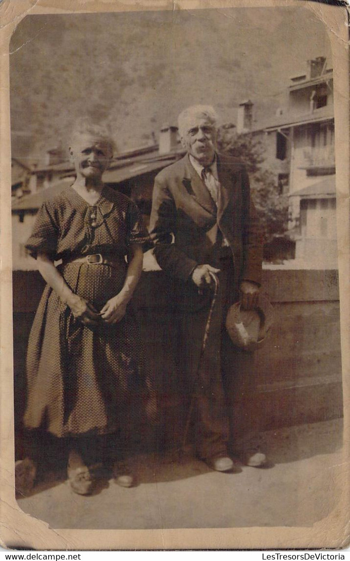 CPA - COUPLE - Un Homme Avec Un Chapeau Et Une Canne à La Main Avec Sa Femme En Robe Souriante - Paare