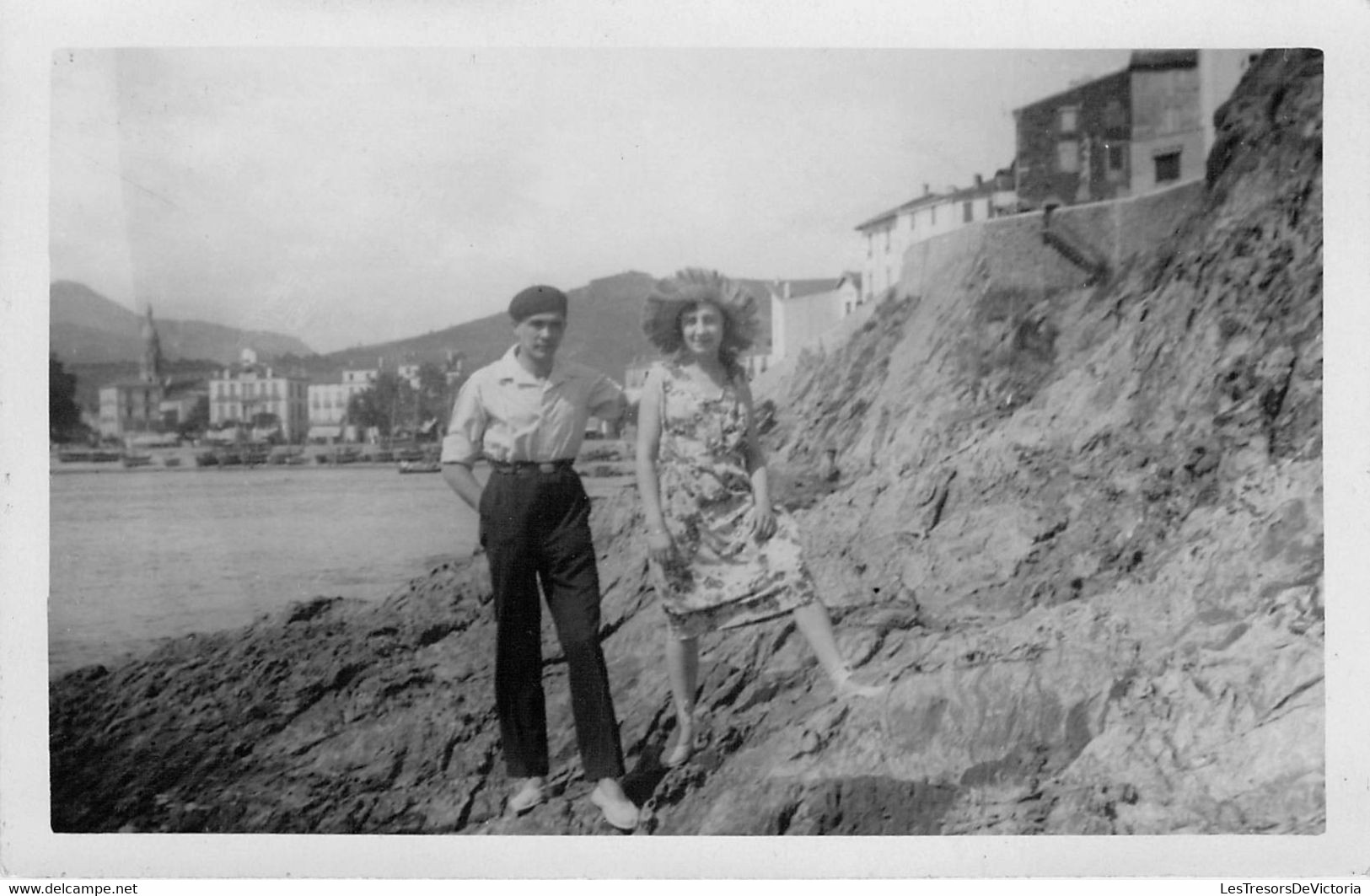 CPA - COUPLE - Un Couple Pose Sur Les Rochers - Paare