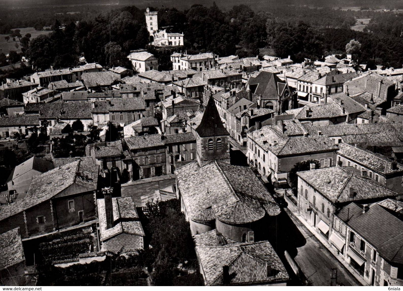 MONTENDRE Les PINS  L'Eglise Et Au Loin Le Château      17  (Recto-verso) - Montendre