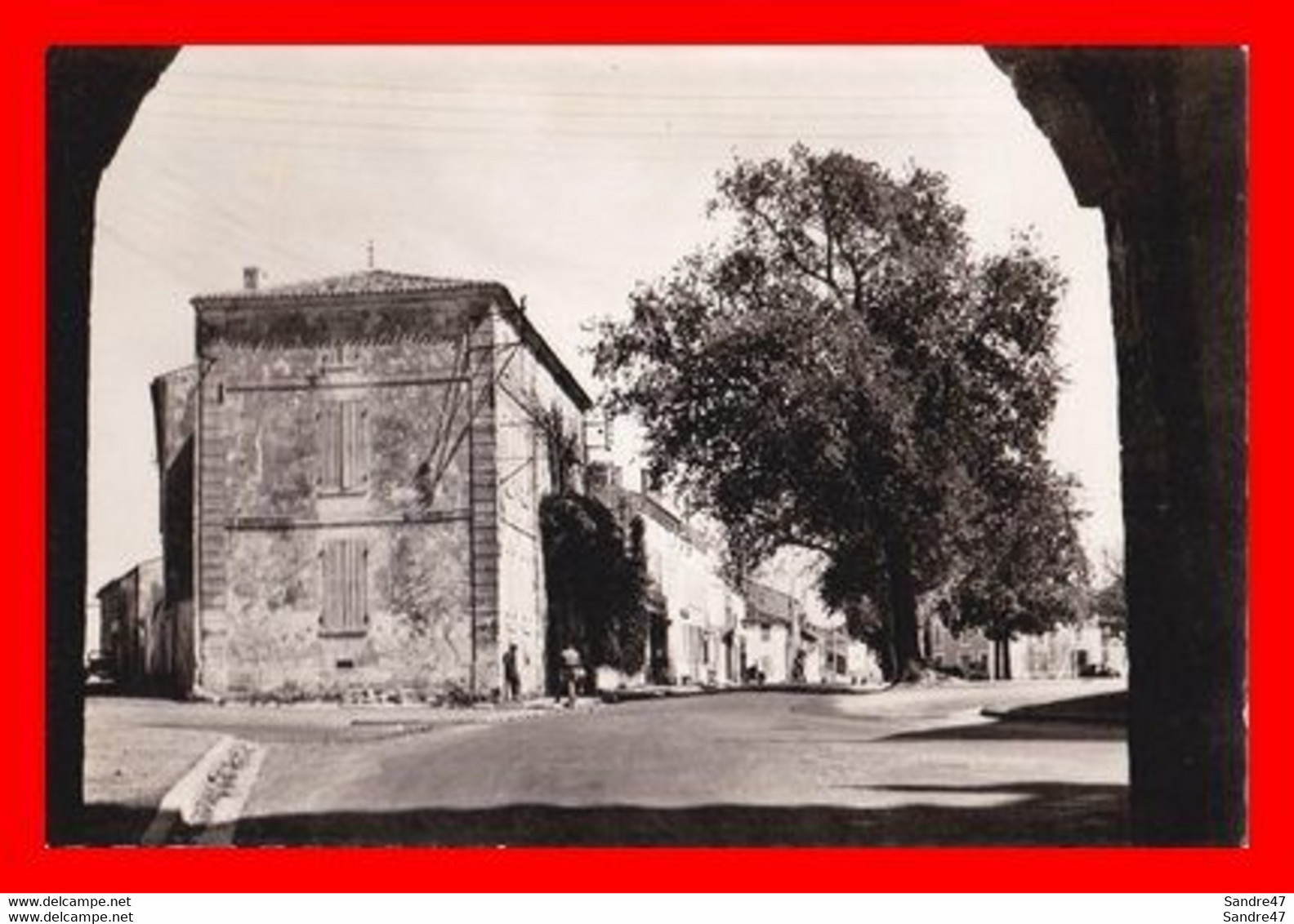 2 CPSM/gf (17) PONT-L'ABBE.  L'église.  Place Général De Gaulle. ..*7495 - Pont-l'Abbé-d'Arnoult