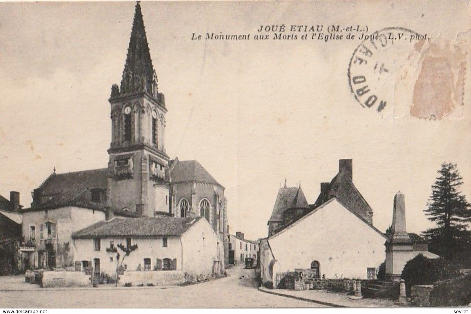 JOUE-ETIAU. - Le Monument Aux Morts Et L'Eglise De Joué - Autres & Non Classés