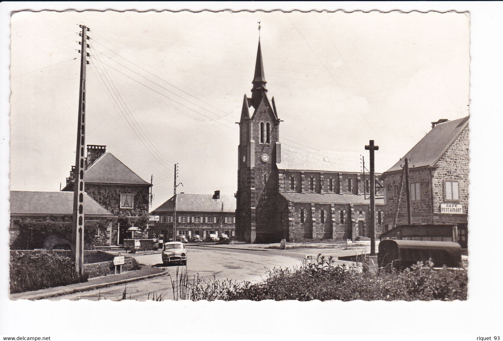 JOUE-DU-BOIS - L'Eglise (et La Place) - Autres & Non Classés