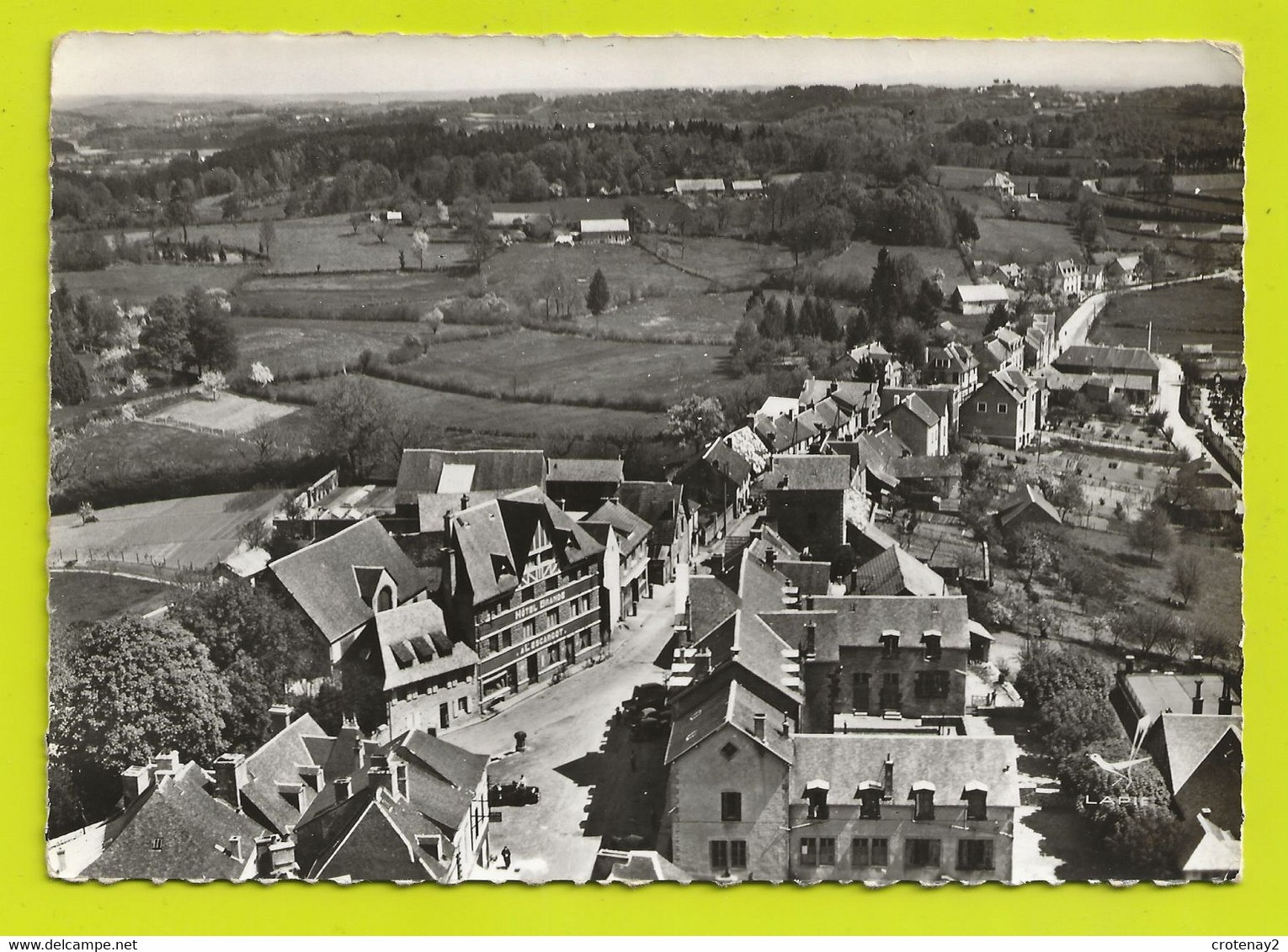 19 En Avion Au Dessus De NEUVIC D'USSEL N°10 Place De La Mairie HÔTEL BRANDE A L'ESCARGOT VOIR DOS - Ussel